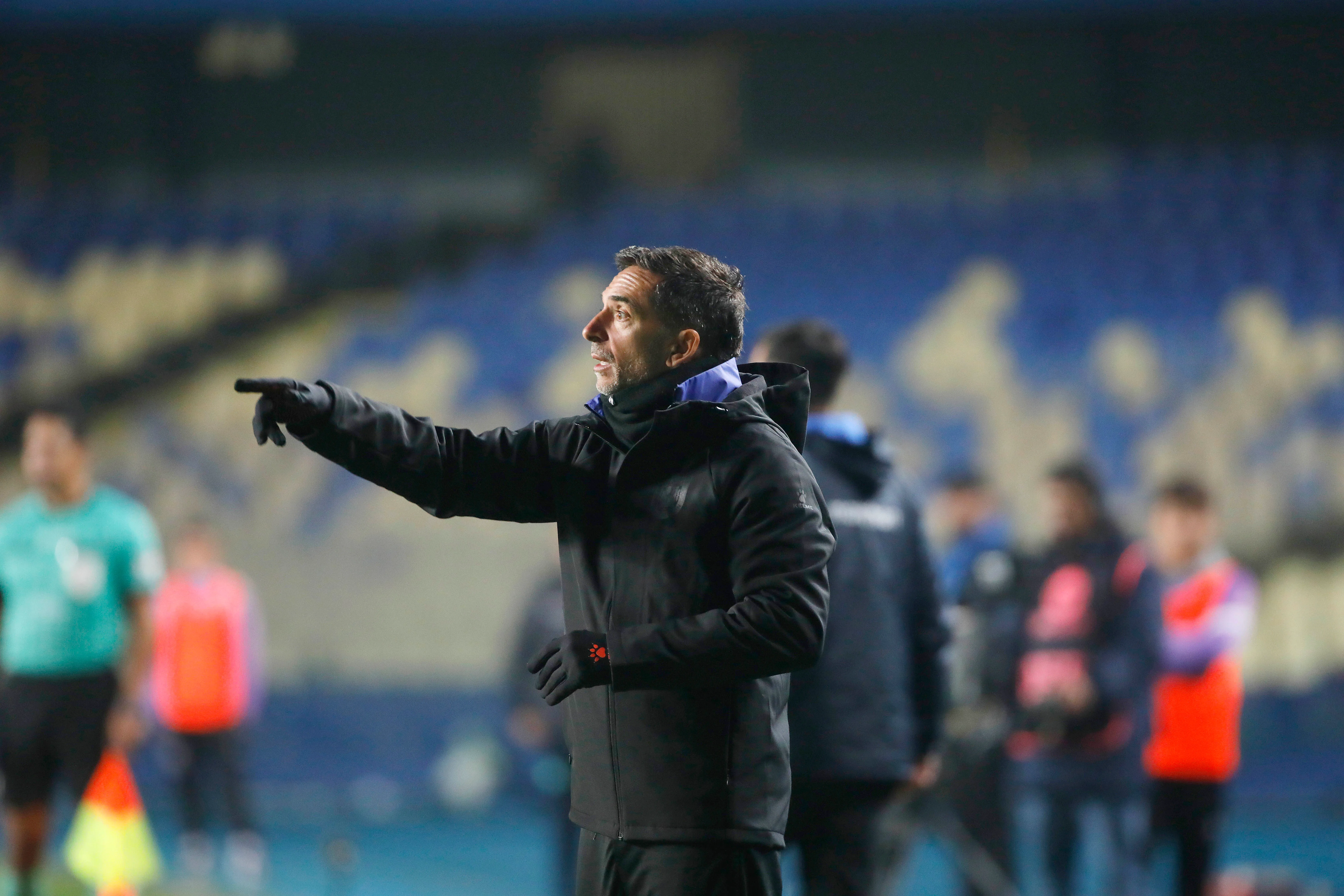 Walter Lemma da indicaciones en el duelo vs Huachipato por la Copa de la Liga. (Photosport).