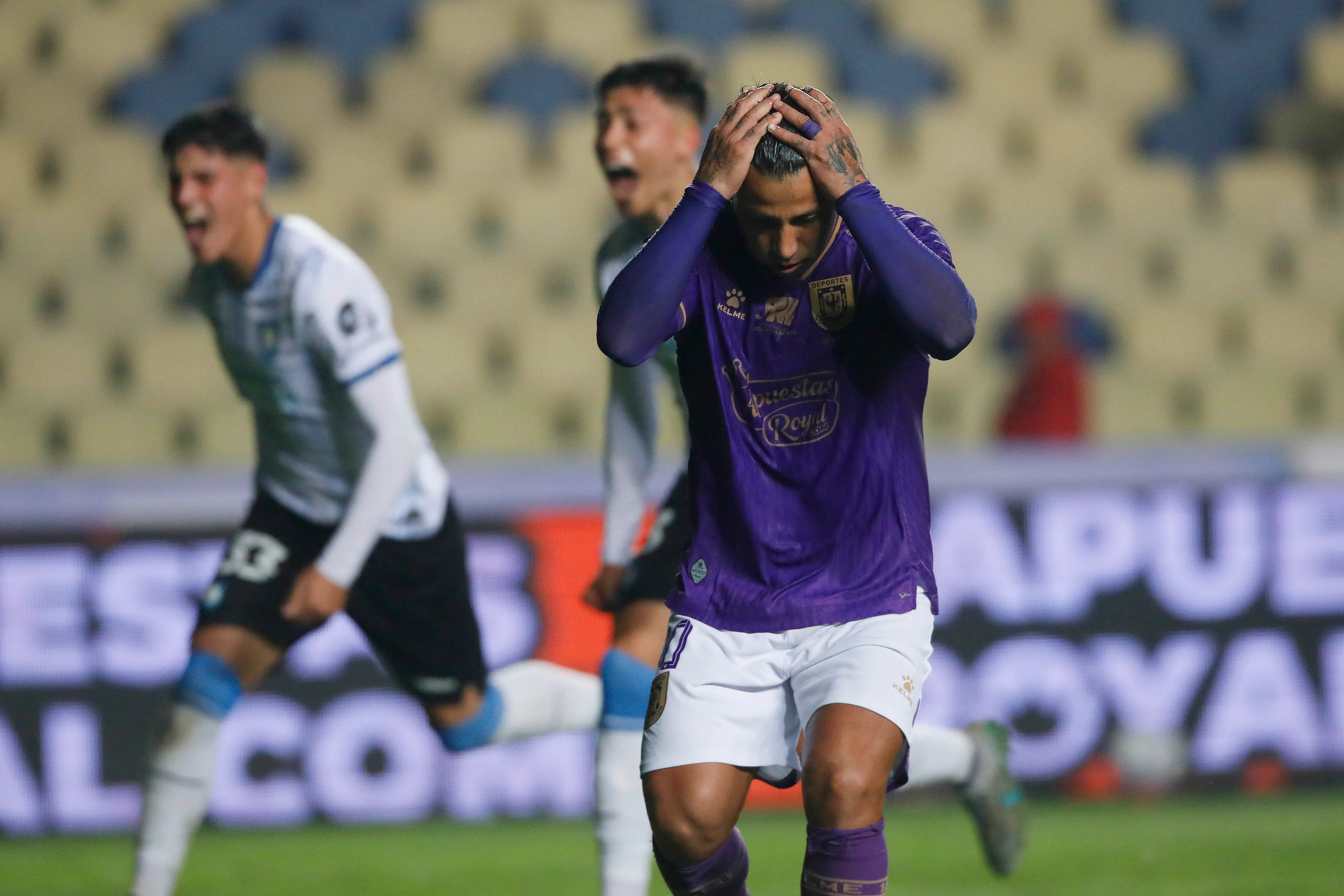 Leo Valencia lamenta el penal que falló ante Huachipato. (Marco Vázquez/Photosport).