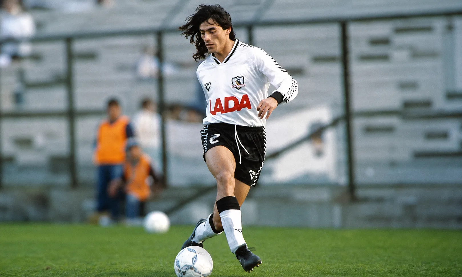 Gabriel Mendoza llegó a Colo Colo desde O’Higgins, donde jugó bajo la tutela de Nelson Acosta. (Foto: Archivo retocada con ChatGPT).
