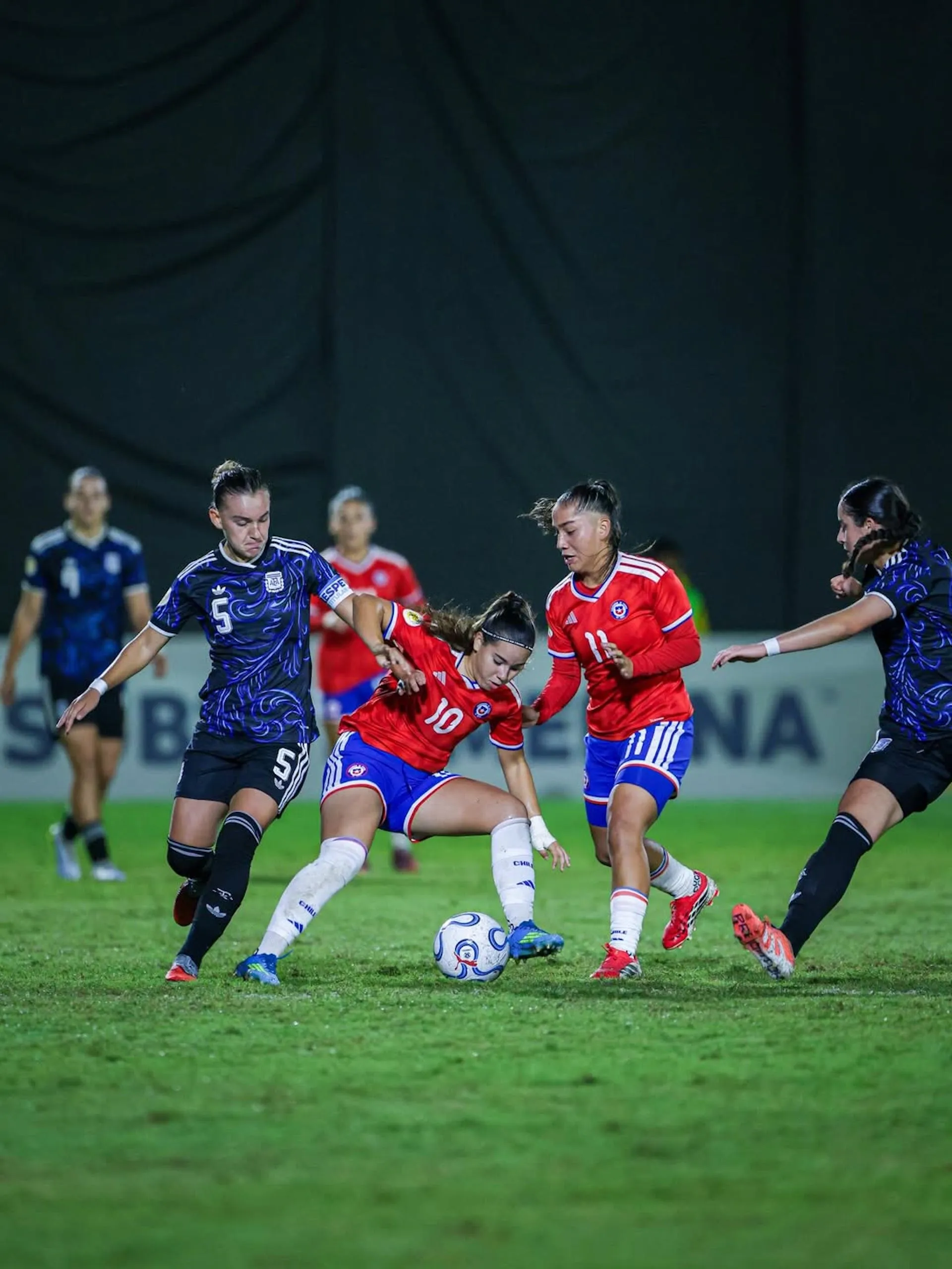 La Roja marcó más goles que Argentina, pero el nuevo reglamento Conmebol determinó que fuese segunda en el Grupo A. Ahora se medirá ante Brasil en el Sudamericano Sub 17.