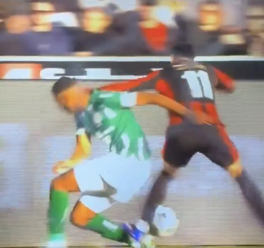 La jugada de la discordia y que terminó con tarjeta amarilla para Darío Osorio. Tras ello, en el Midtjylland decidieron reemplazarlo para evitar la roja.