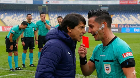 El árbitro y el DT de la UC cara a cara.