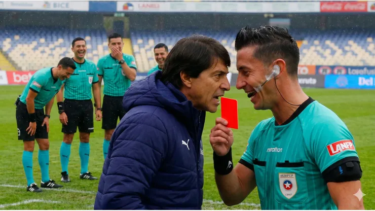 El árbitro y el DT de la UC cara a cara.