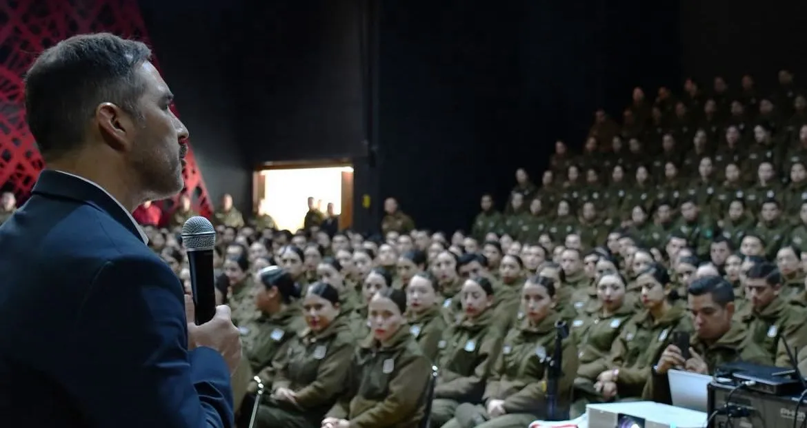 Claudio Bravo contó su historia a los futuros carabineros.