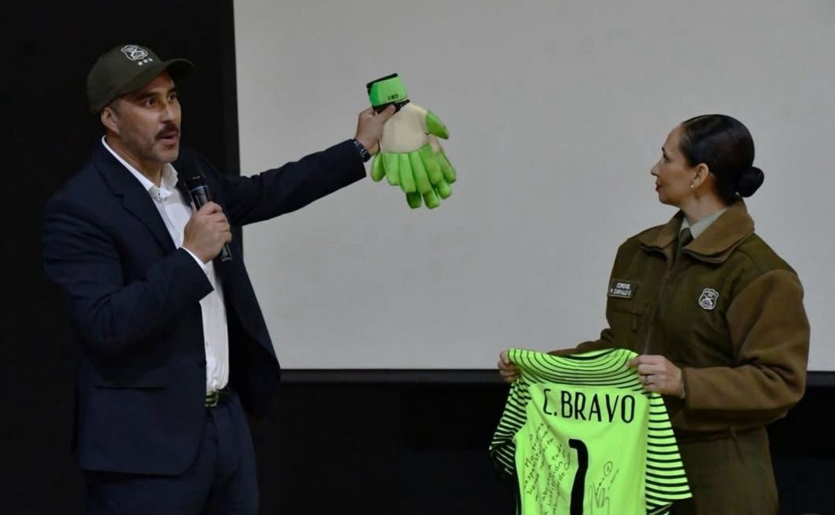 Claudio Bravo sorprende a Carabineros con una charla motivacional: “Para mí es un honor”