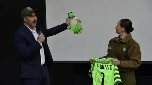 Claudio Bravo expuso ante las nuevas generaciones de carabineros.