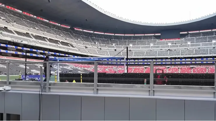 La pésima vista detrás del arco en el Estadio Azteca