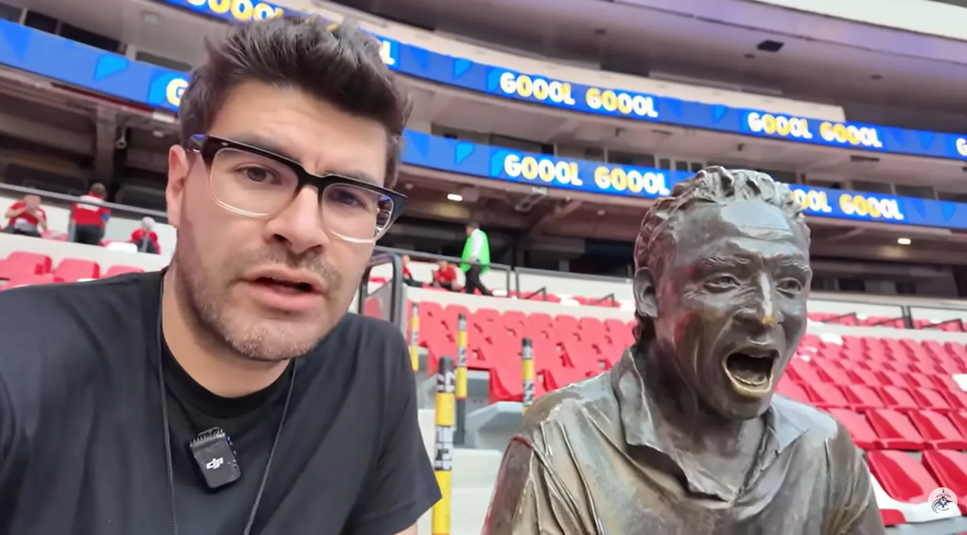 El youtuber mexicano que echó al agua al Estadio Azteca
