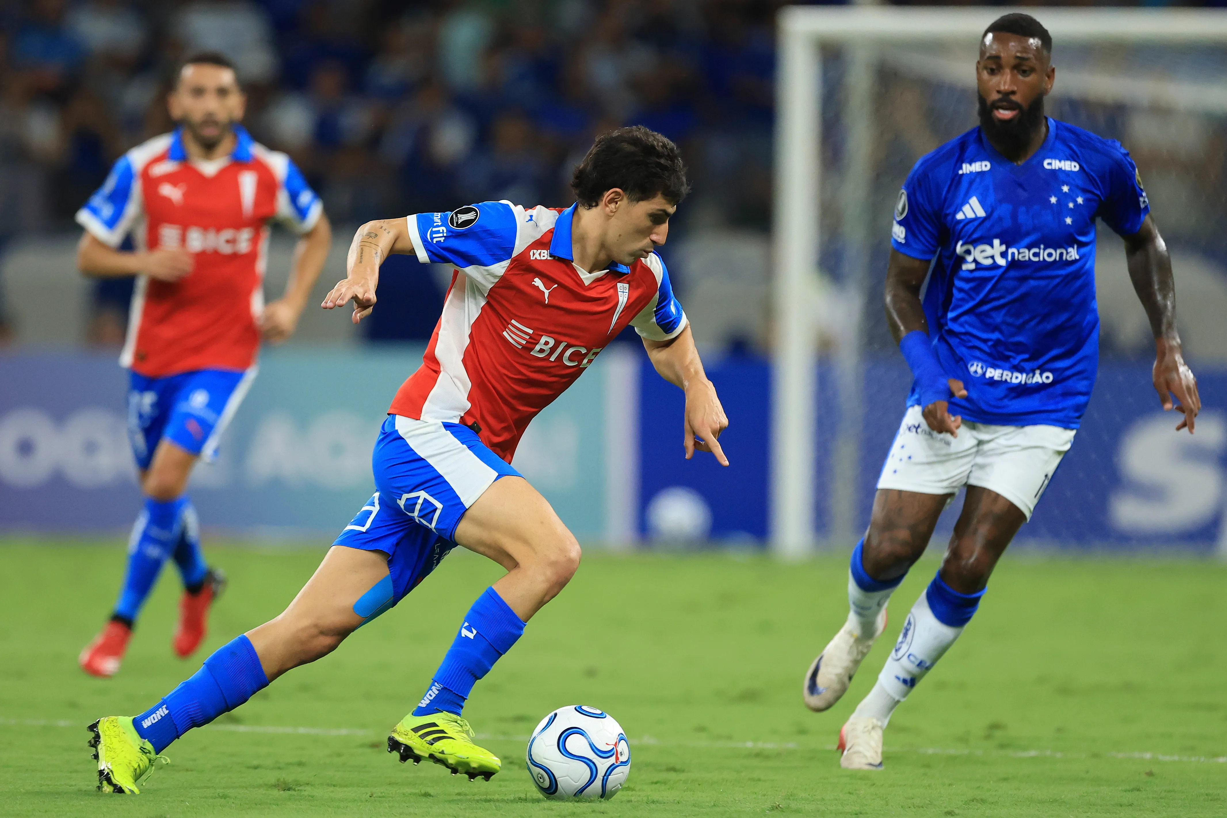 Universidad Católica busca acercarse a los octavos de final de la Copa Libertadores 2026. | Foto: Photosport.