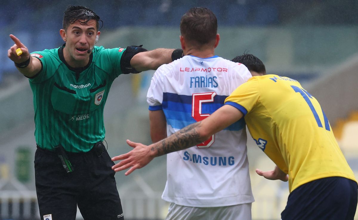 Nicolás Peric estalla contra los árbitros del fútbol chileno: “Se equivocan en los cobros y en las idioteces que hacen”