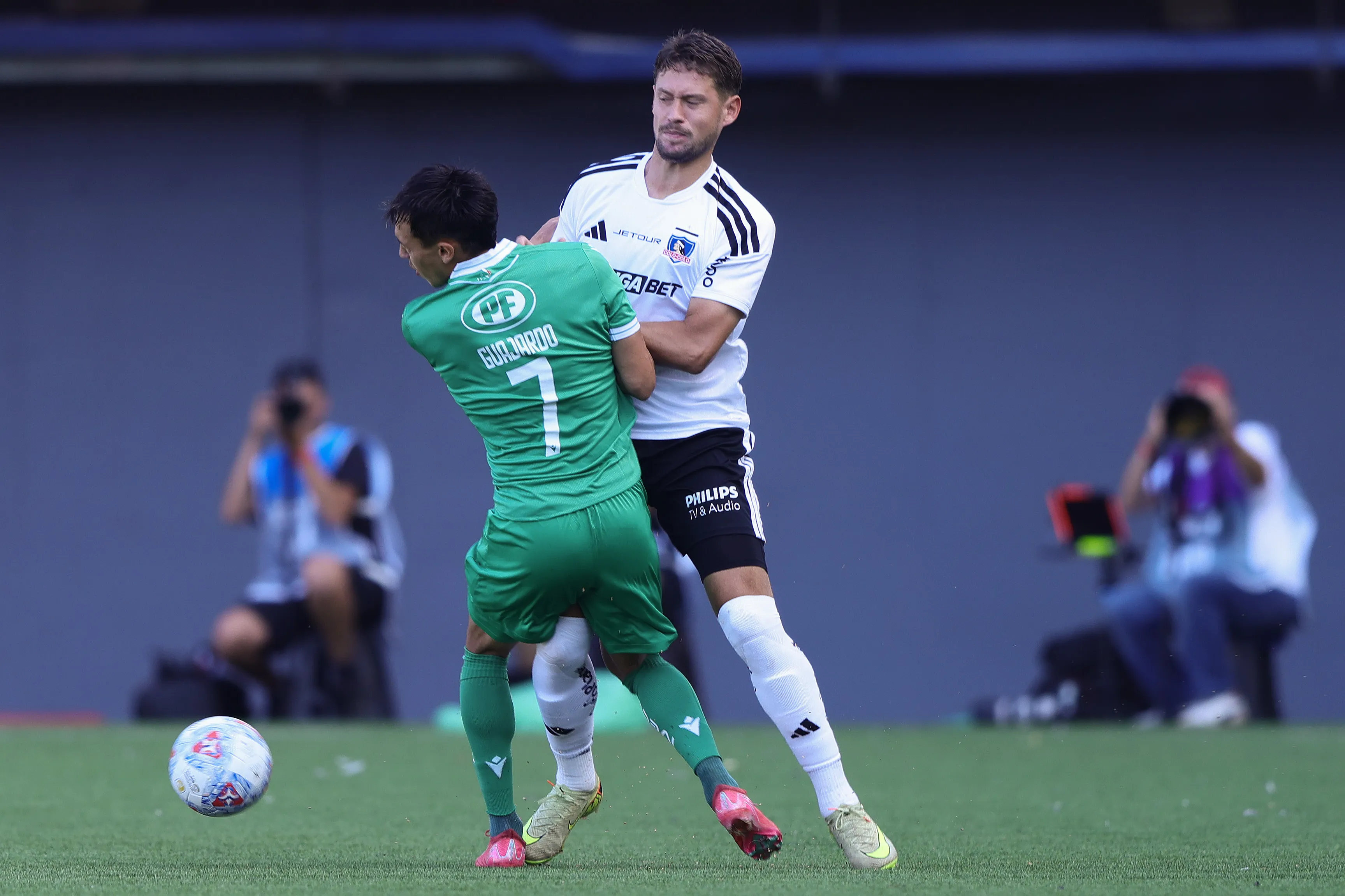Joaquín Sosa en acción por Colo Colo vs Audax Italiano. (Felipe Zanca/Photosport).