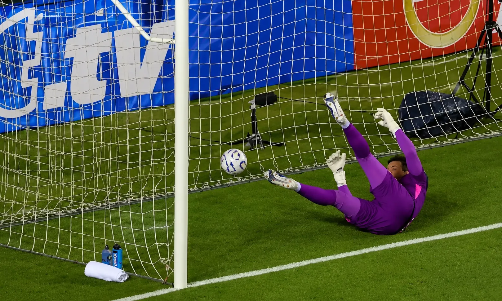 Así quedó el arquero tras el pase de Alan Saldivia que terminó en autogol. (Captura DSports).