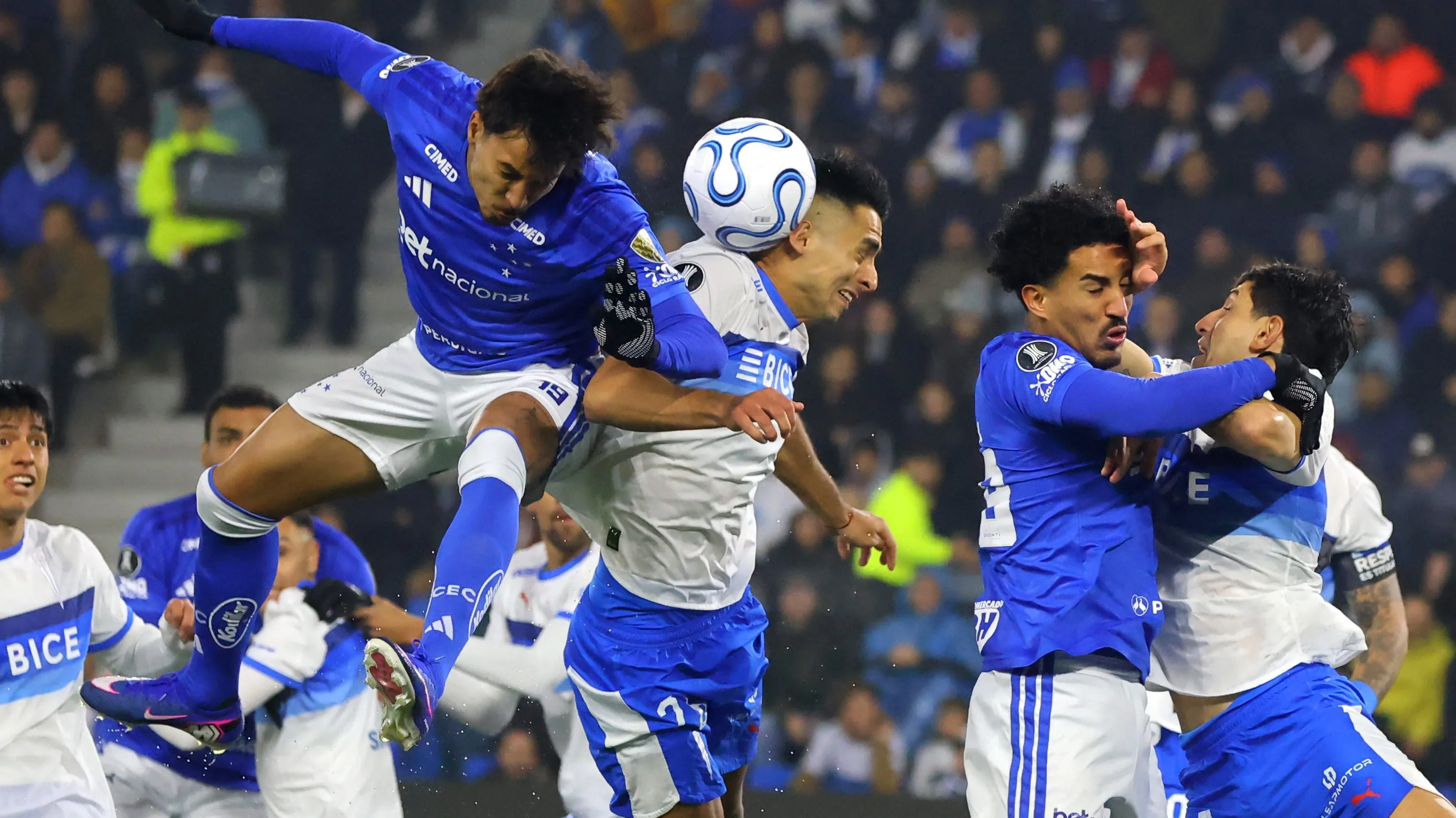 Católica y Cruzeiro animaron un intenso partido en Copa Libertadores, dejando encendida la tabla. Foto: Photosport.