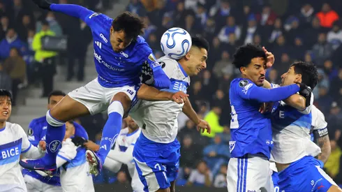Católica y Cruzeiro animan un intenso partido en Copa Libertadores.