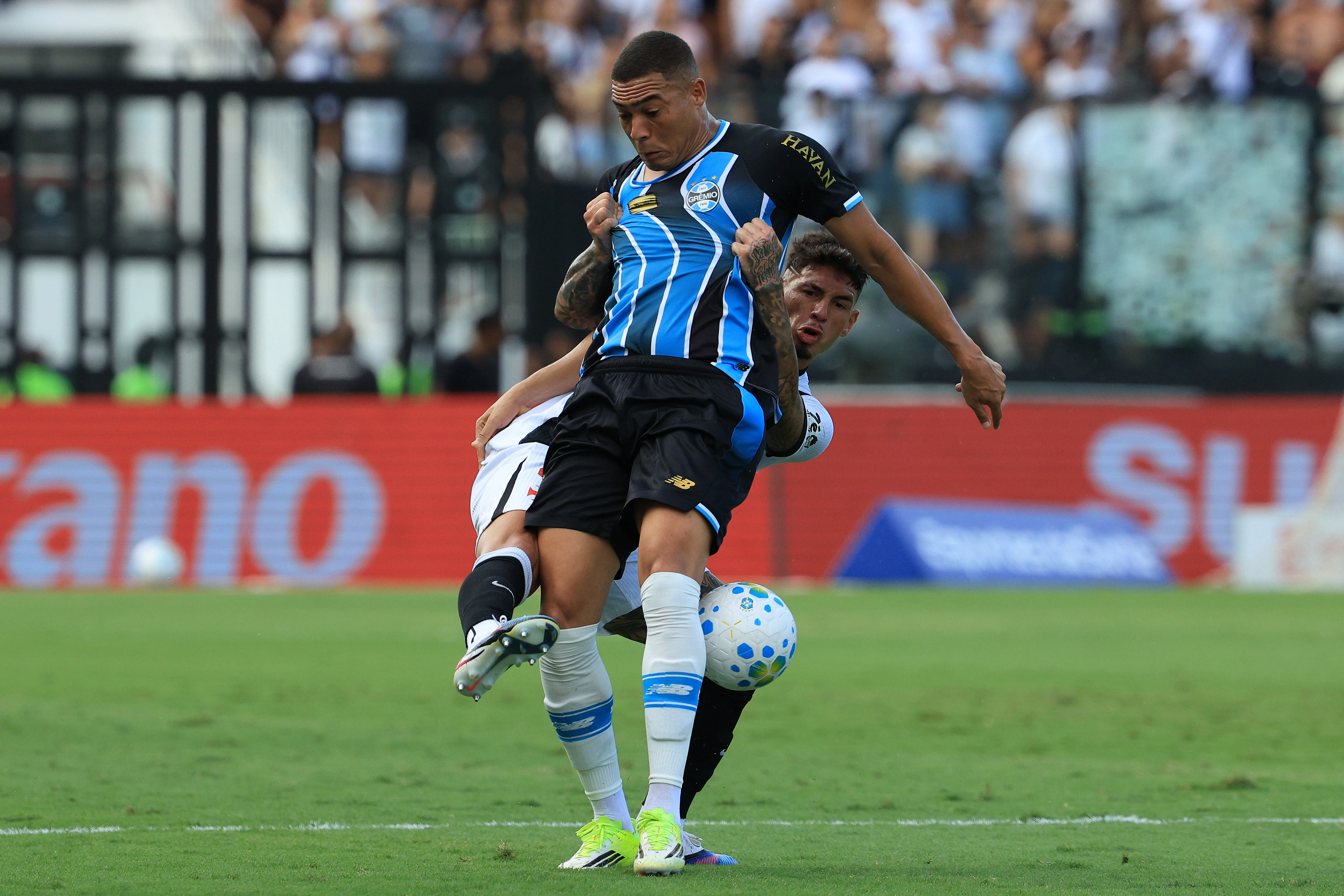 Alan Saldivia marca a Carlos Vinícius, quien no pudo vencer al Zanahoria Pérez en tres tiros penales. (Wagner Meier/Getty Images).