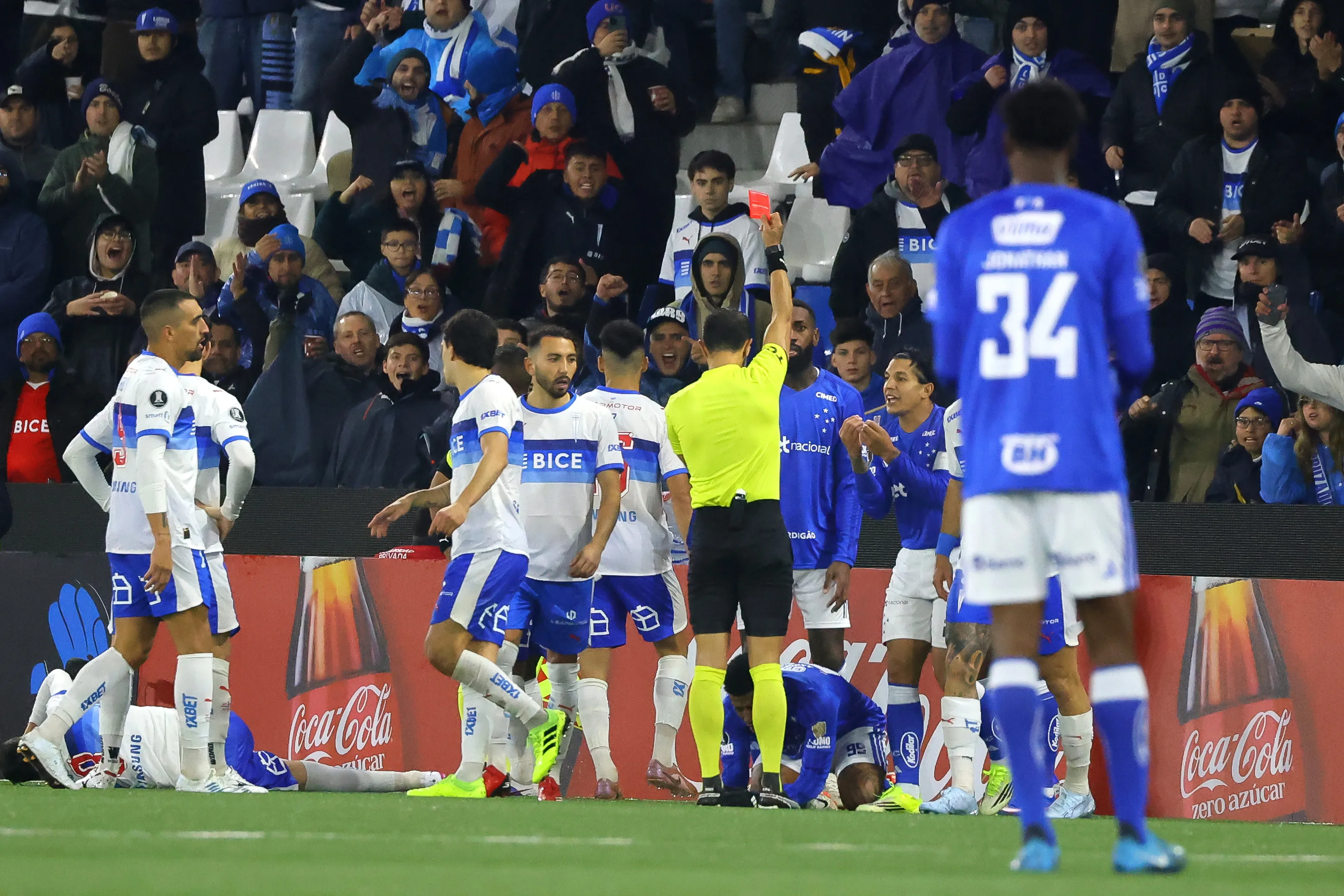 Ni la expulsión de Keny Arroyo ayudó a que Católica dejara el triunfo en casa en Copa Libertadores ante Cruzeiro. Foto: Photosport.