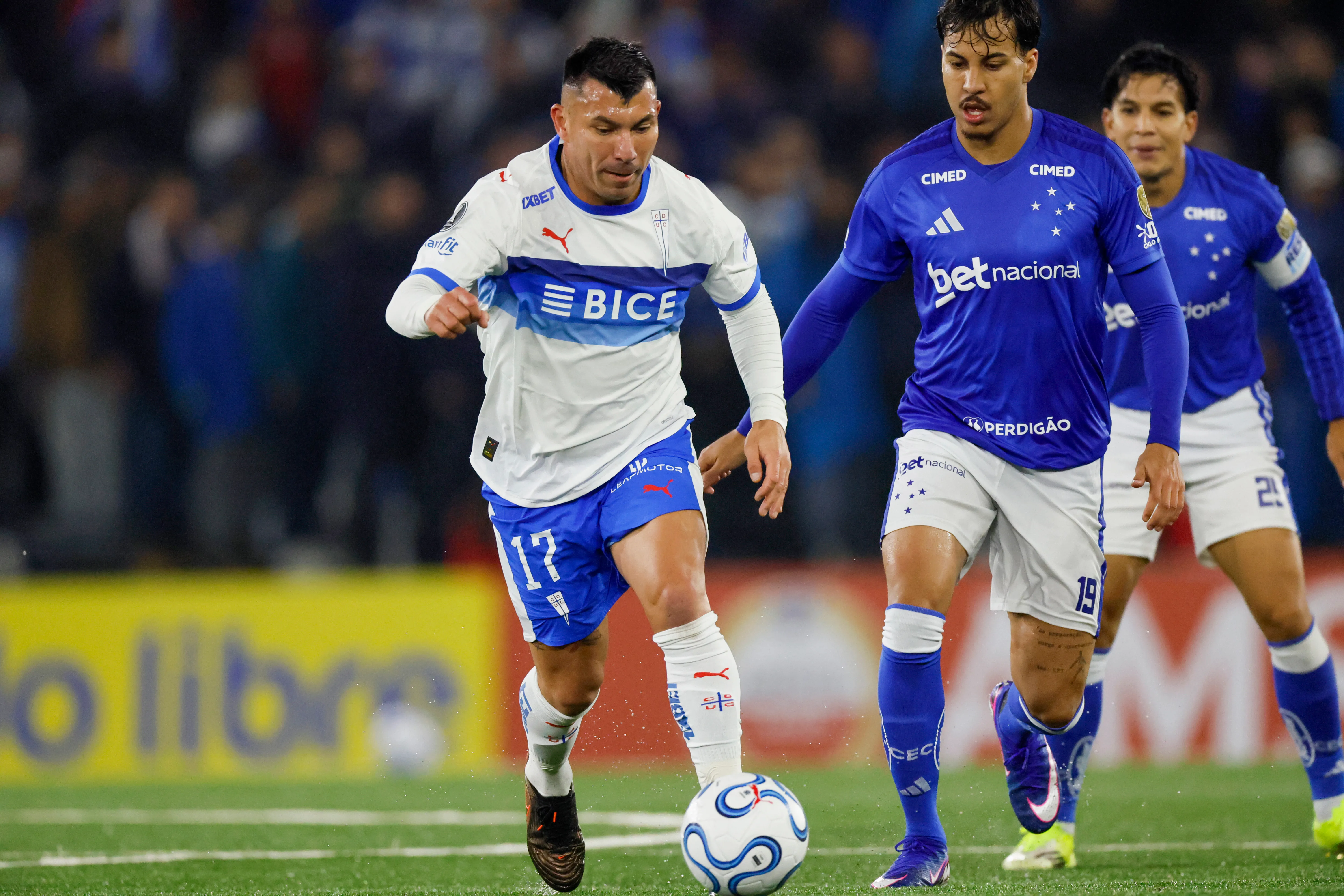 Gary Medel en acción ante Cruzeiro en el hermoso Claro Arena. (Andrés Piña/Photosport).