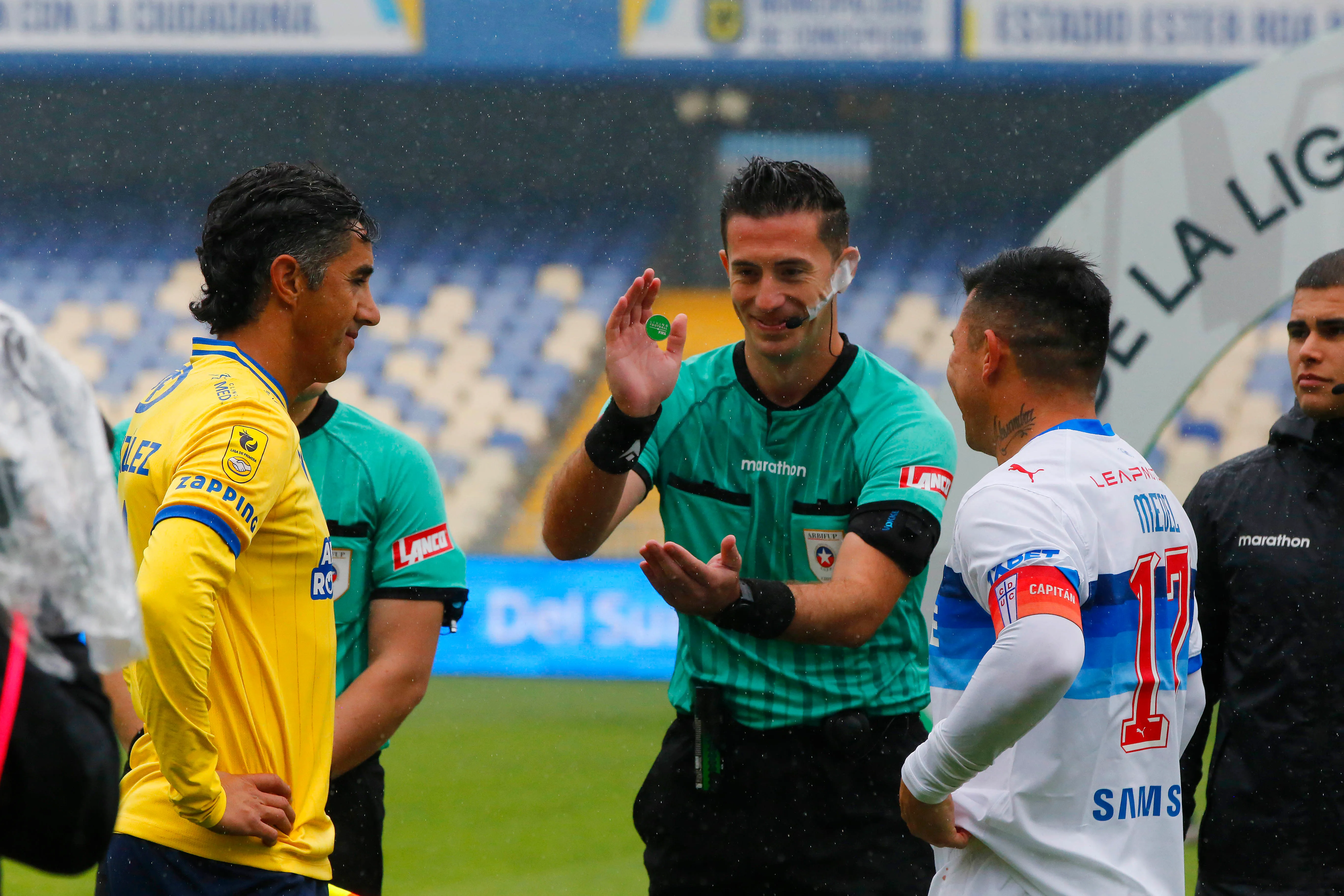 Gary Medel fue capitán en el empate de los Cruzados vs U. de Concepción.  (Marco Vázquez/Photosport).