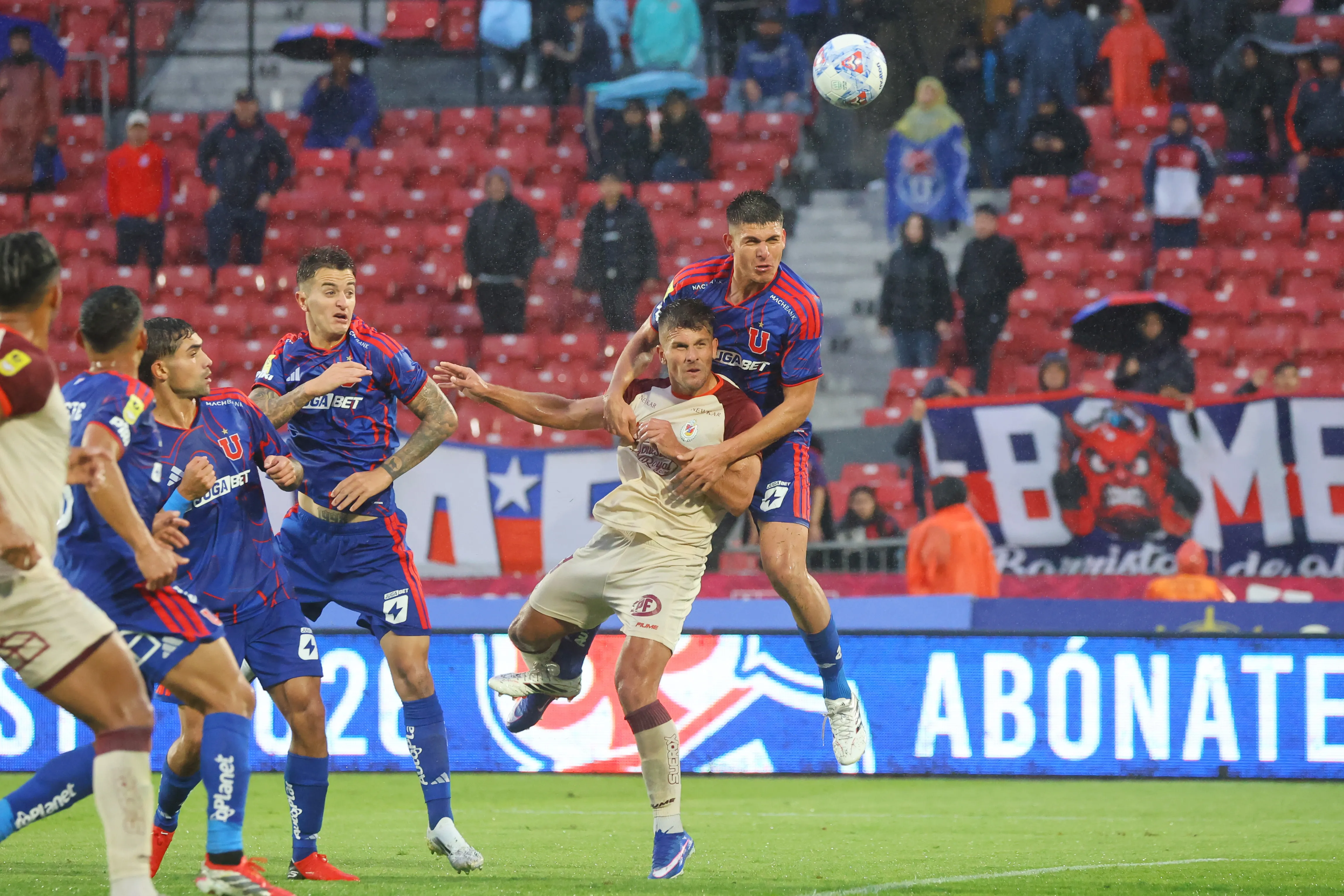 Lucas Romero no convenció en la U, también se busca una salida de su préstamo. Foto: Jonnathan Oyarzun/Photosport
