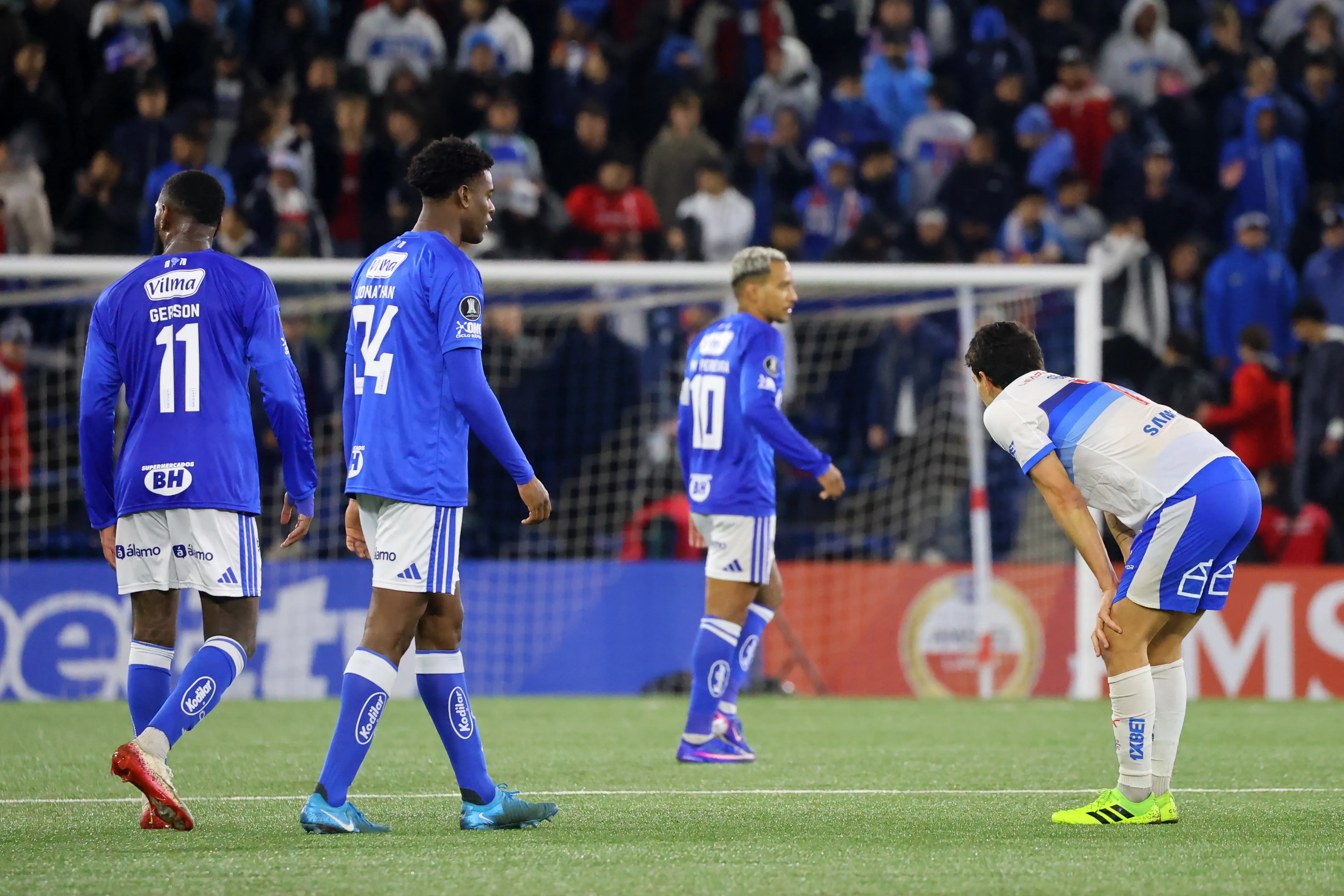 Universidad Católica no pudo aprovechar el hombre de más que tuvo ante Cruzeiro en gran parte del segundo tiempo. | Foto: Photosport.