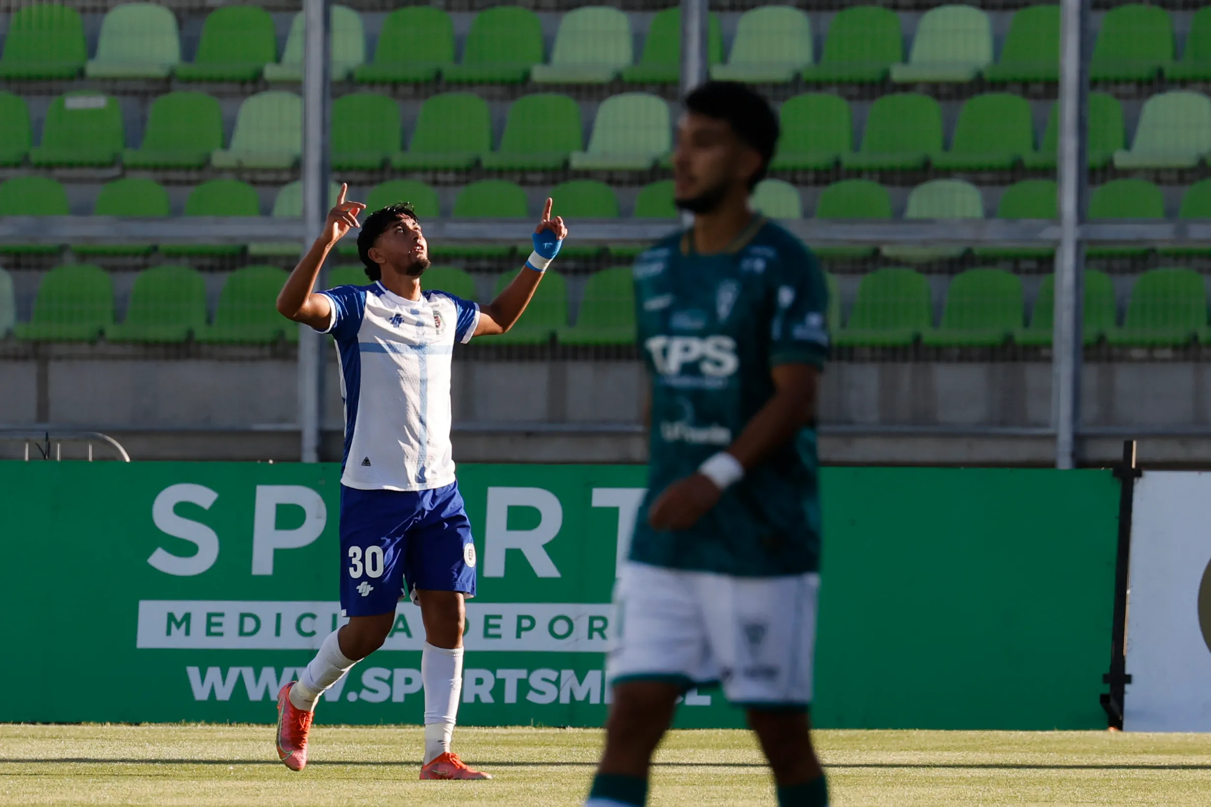 Diego Arias festeja ante Santiago Wanderers, uno de sus ex clubes. (Sebastian Cisternas/Photosport).