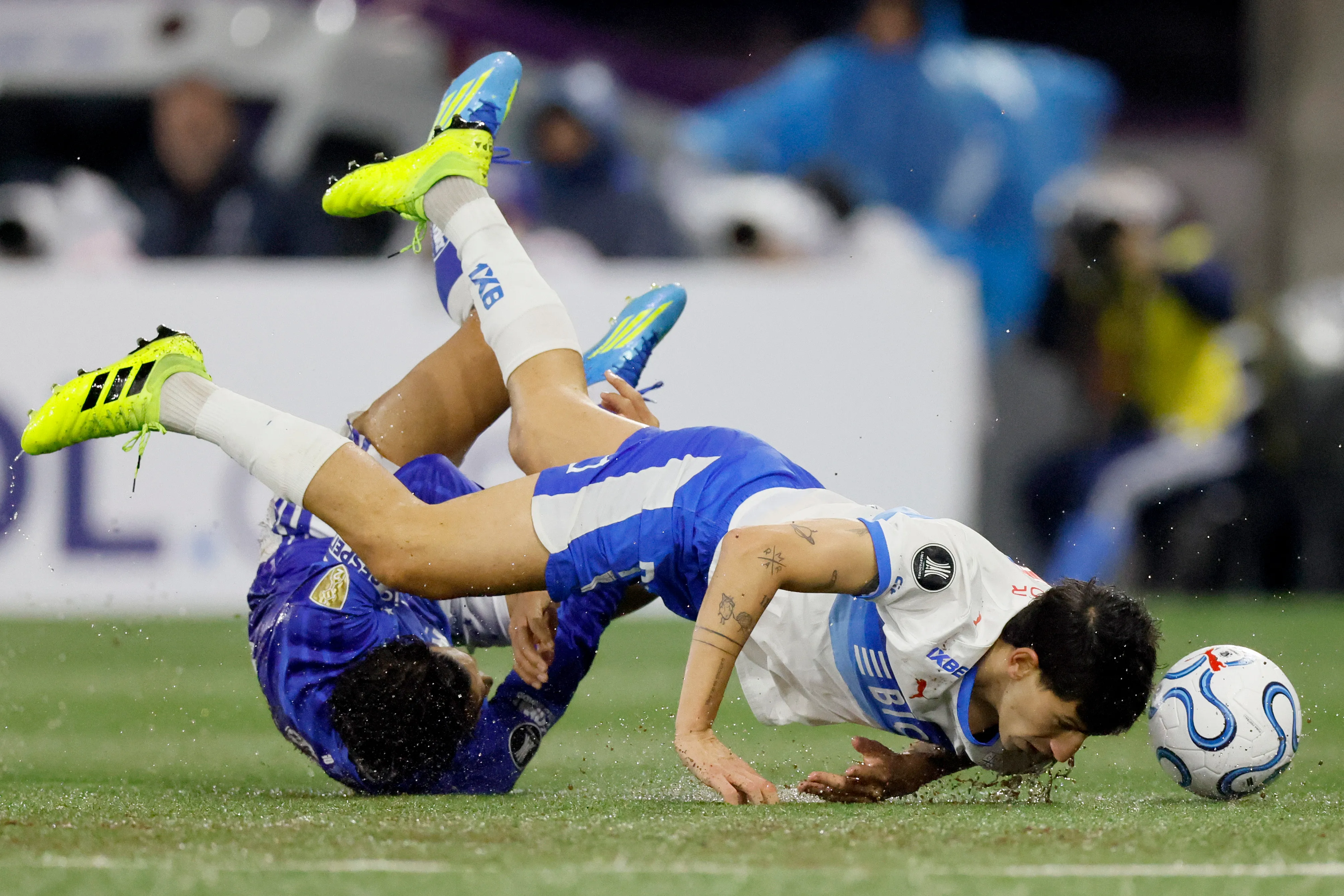 Lucas Romero, capitán de Cruzeiro, no tuvo piedad con el Claro Arena de Universidad Católica. Foto: Photosport.