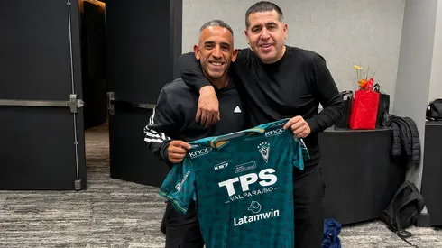 Jorge Luna junto a Juan Román Riquelme con una camiseta del Decano.