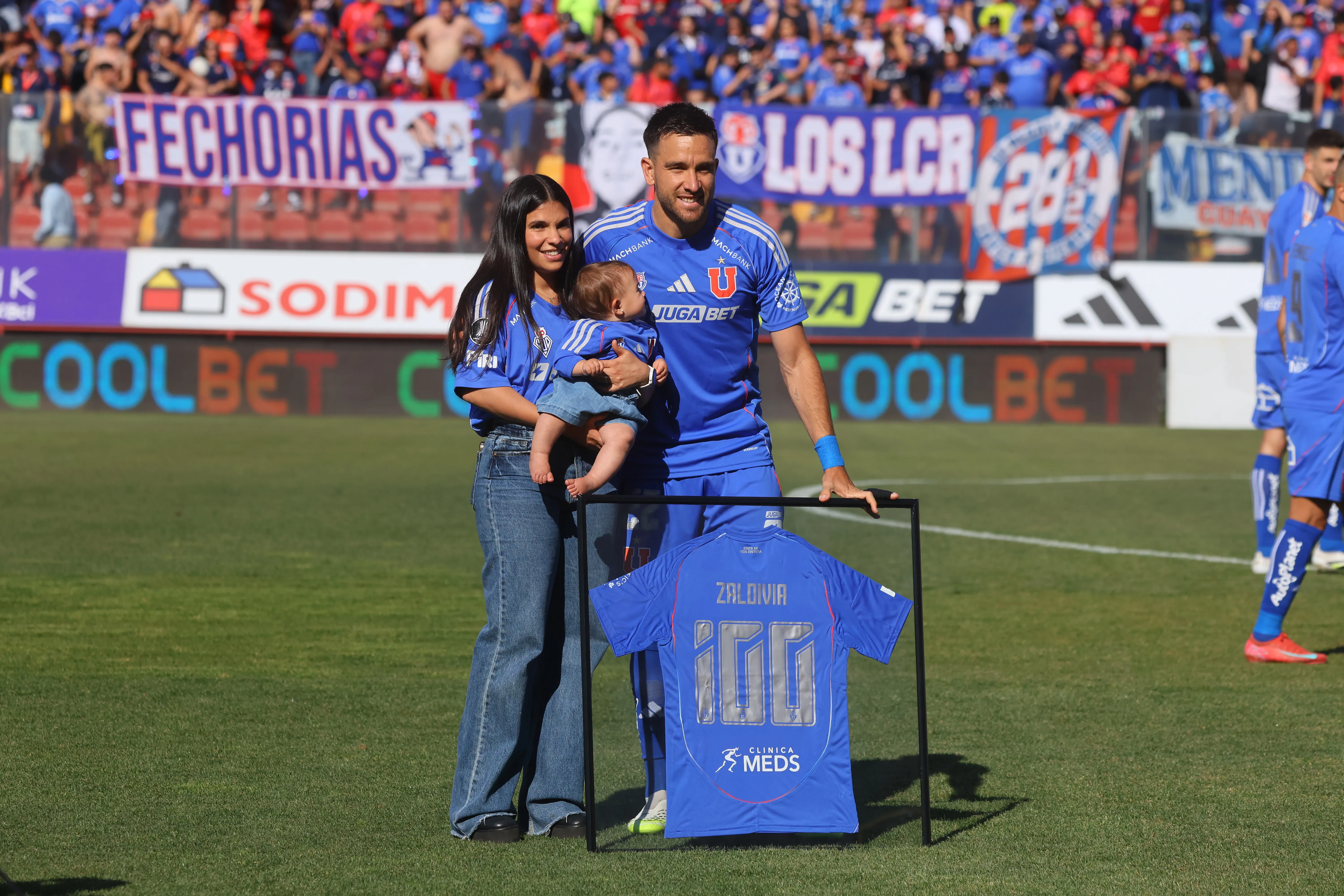 Matías Zaldivia cuando completó 100 partidos en la U junto a su pareja y su hijita. (Jonnathan Oyarzun/Photosport).
