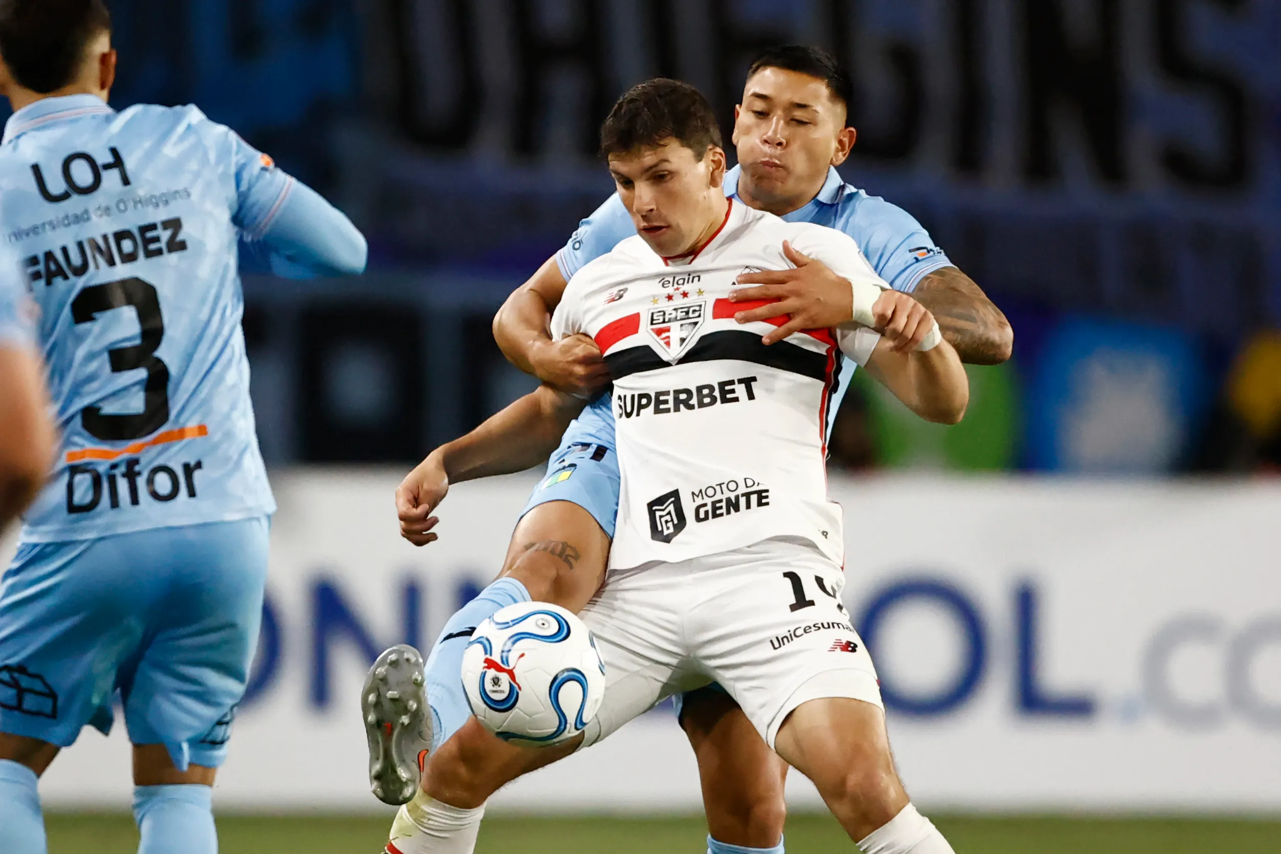 Gonzalo Tapia fue titular en Sao Paulo. Foto: Dragomir Yankovic/Photosport