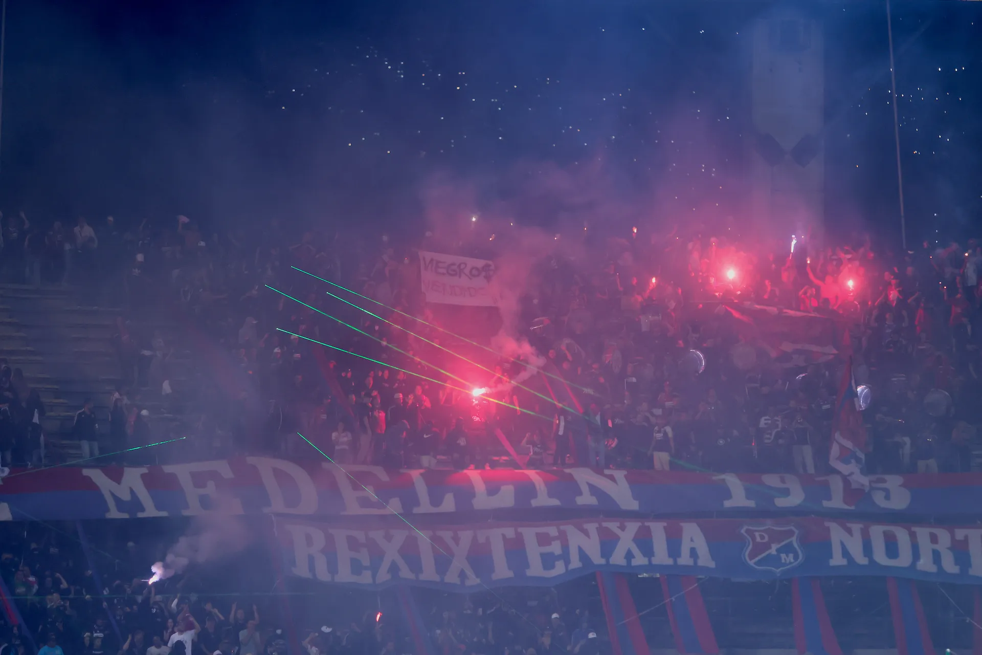 Los incidentes provocados por la hinchada del DIM provocaron la cancelación del partido ante Flamengo (Photo by Daniel Gallo/Vizzor Image/Getty Images)