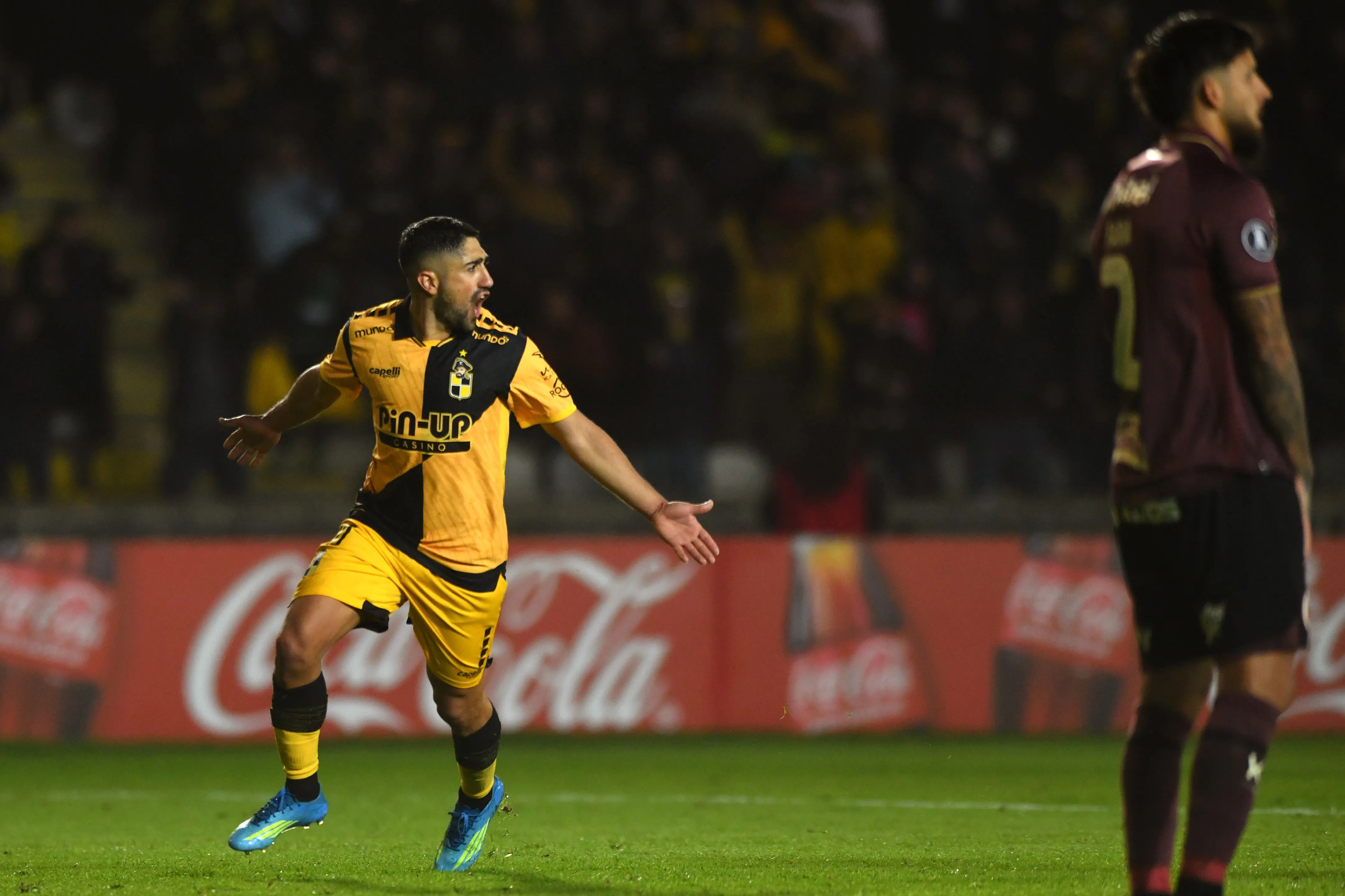 Guido Vadalá anotó los dos goles con los que Coquimbo Unido venció a Universitario y quedó cerca de la clasificación en Copa Libertadores. Foto: Photosport.