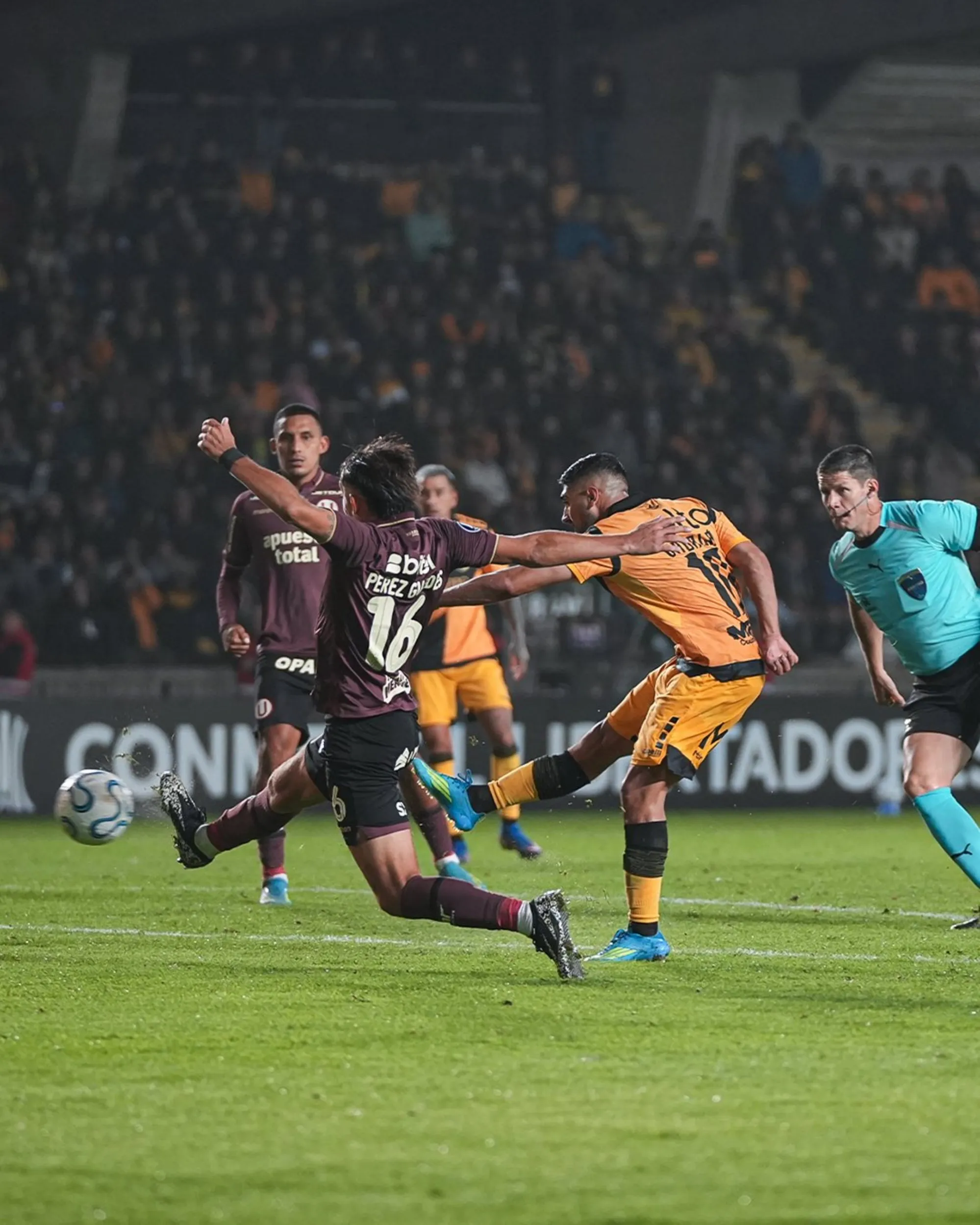 Guido Vadalá marcando el 2-1 ante la U de Lima (Foto: Coquimbo)