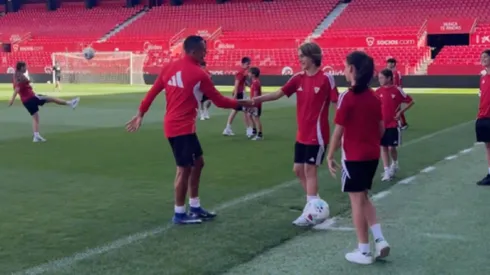 Alexis Sánchez vivió un tierno momento con los niños del Sevilla.
