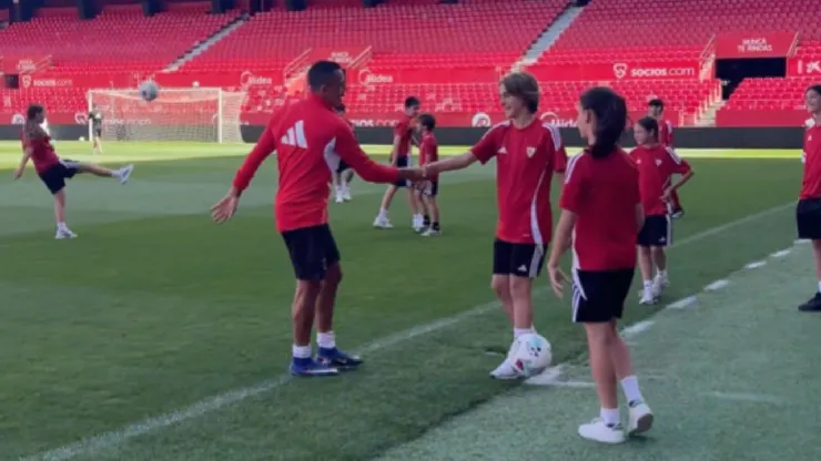 Alexis Sánchez vivió un tierno momento con los niños del Sevilla.