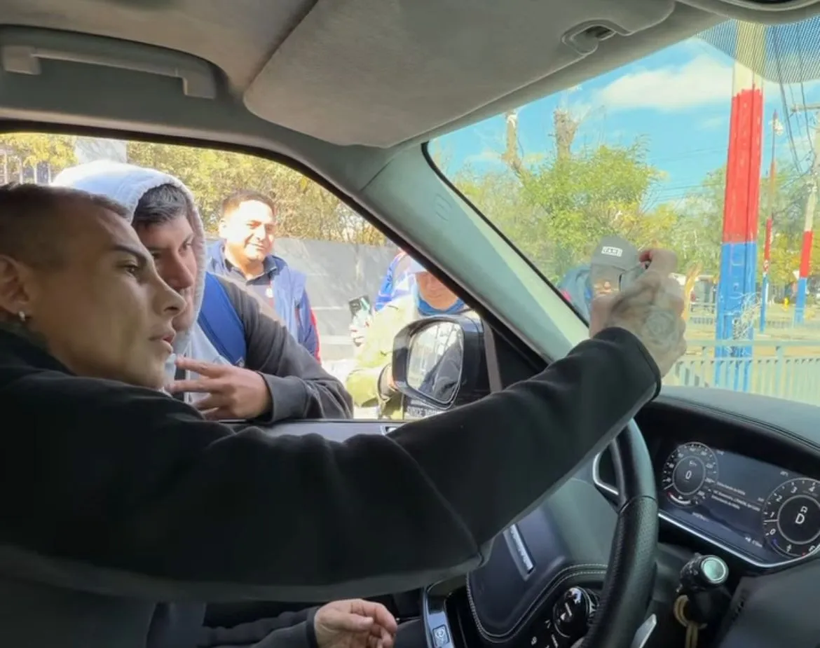 Tardelli muestra el cariño de los hinchas de la U con Eduardo Vargas.