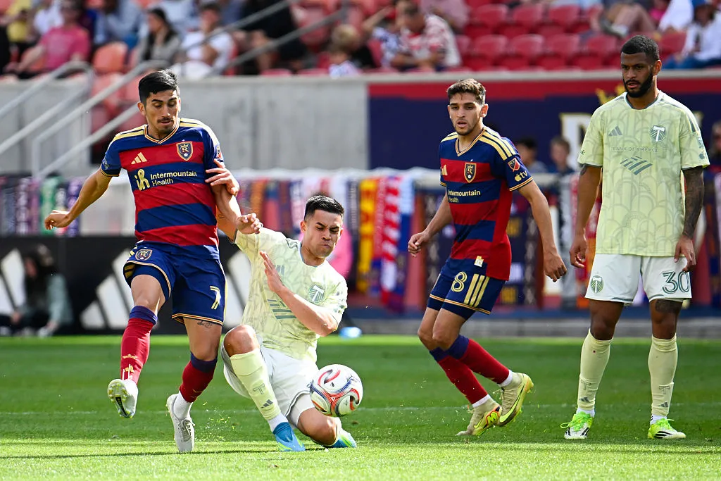 Apenas 1 minuto de juego tuvo Pablo Ruiz con el Real Salt Lake ante el Portland de Alexander Aravena (en la foto) y Felipe Mora. (Foto: Alex Goodlett/Getty Images)