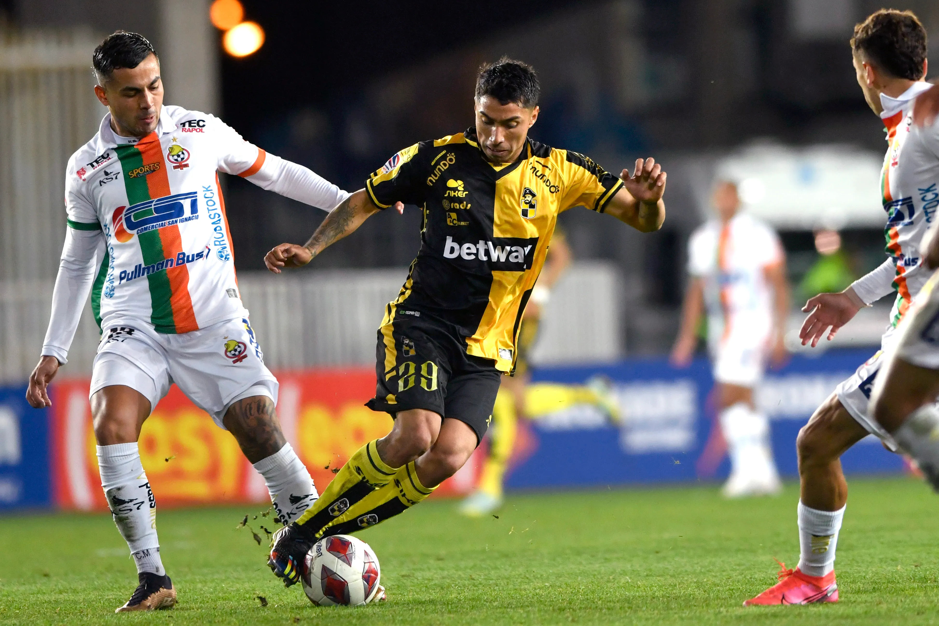 Luciano Cabral dejó un grato recuerdo en el fútbol chileno. ¿Podrá sellar su regreso para defender la camiseta de Colo Colo? | Foto: Photosport.