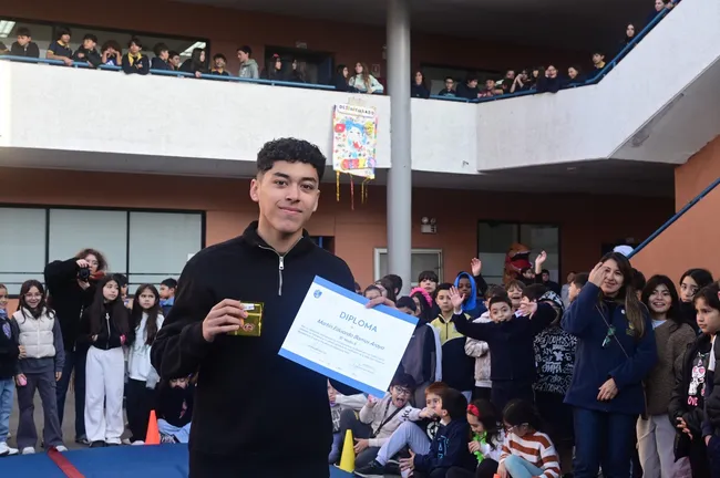 El diploma que fue recibid por el Colegio Mayor Peñalolén.