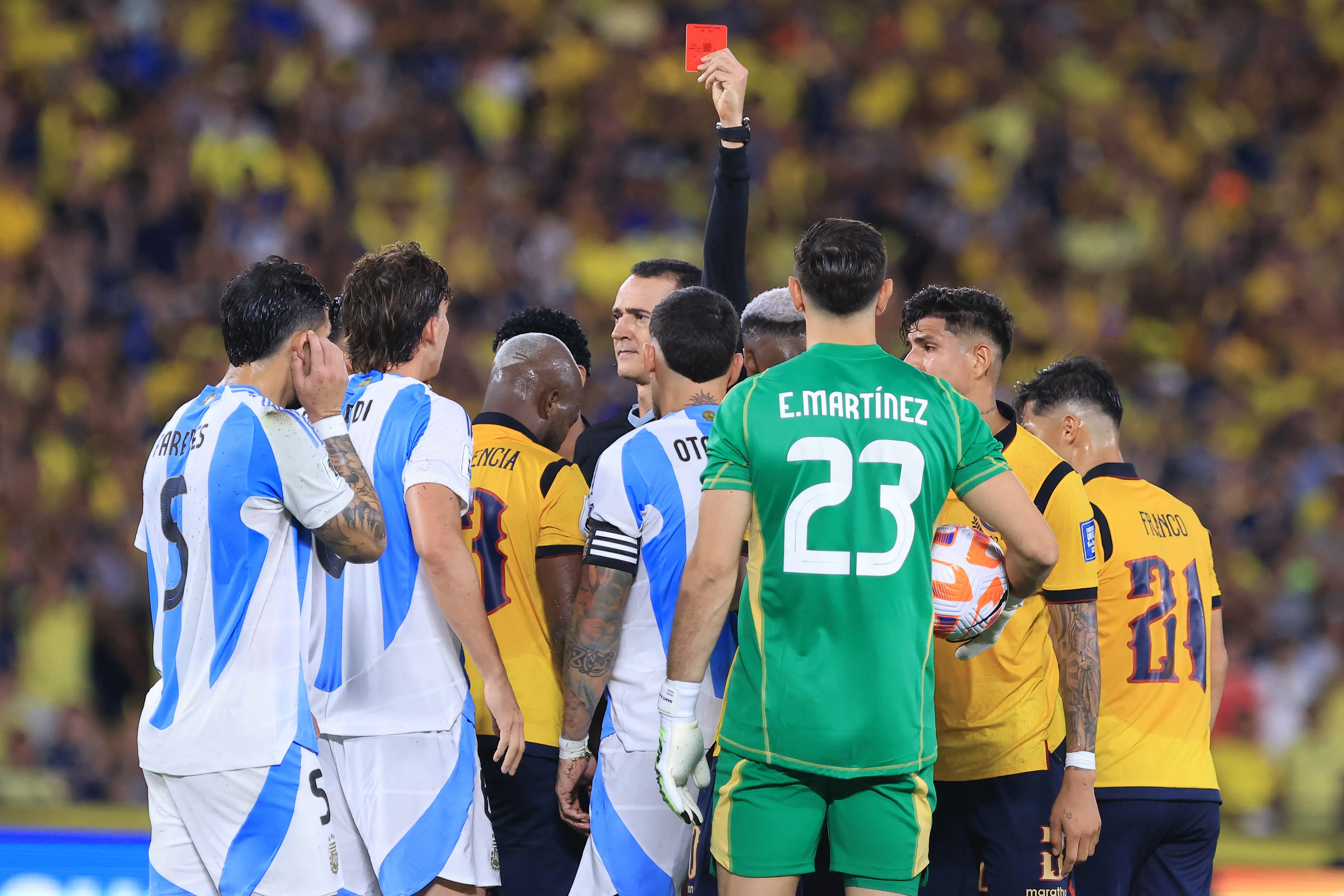 Otamendi había sido expulsado ante Ecuador. Imagen: Getty
