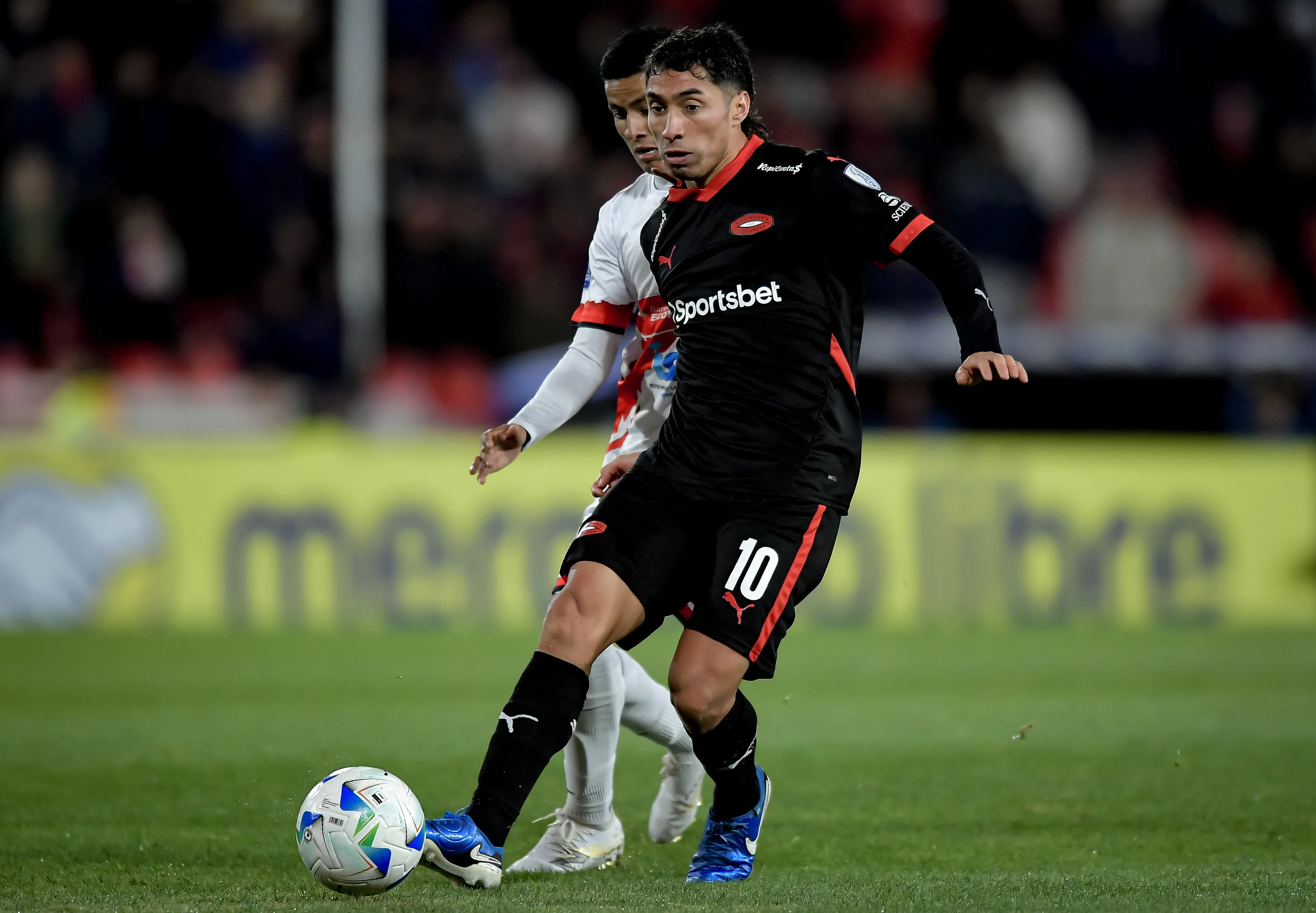 Luciano Cabral tiene contrato con Independiente hasta diciembre del 2027. ¿Podrá Colo Colo lograr su fichaje en este mercado que se viene? | Foto: Getty Images.