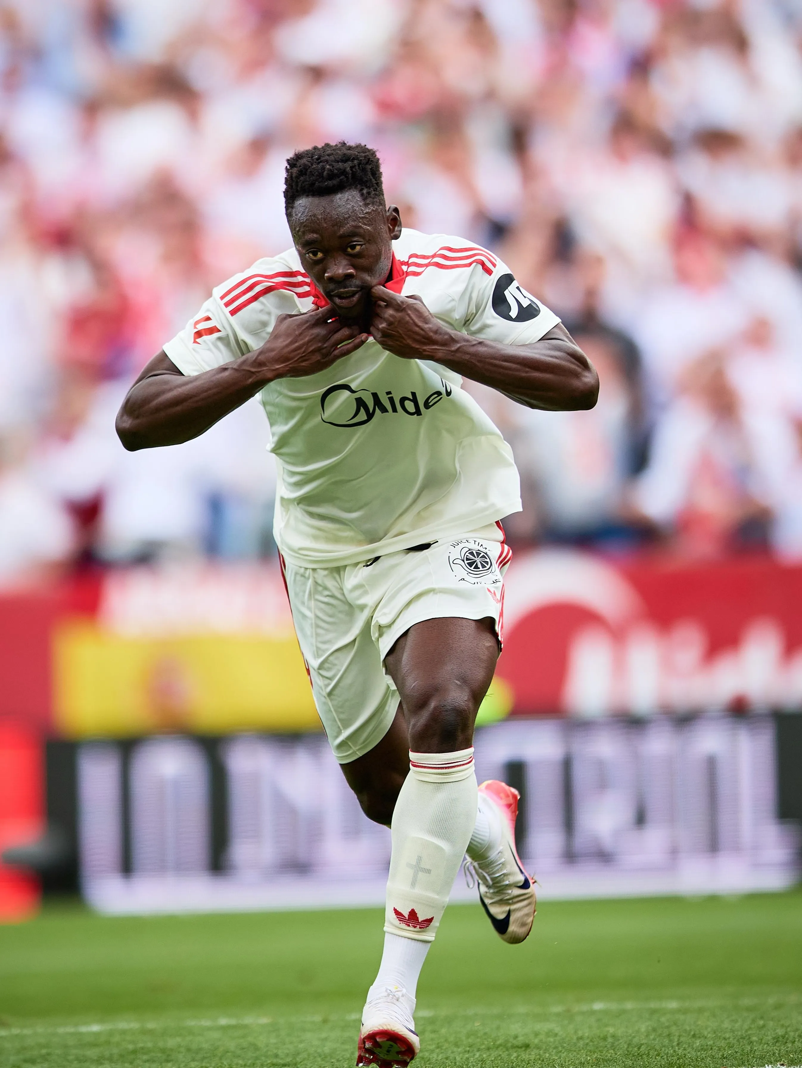 Alexis Sánchez la acomodó y Akor Adams anotó el gol del triunfo del Sevilla. Foto: Sevilla.