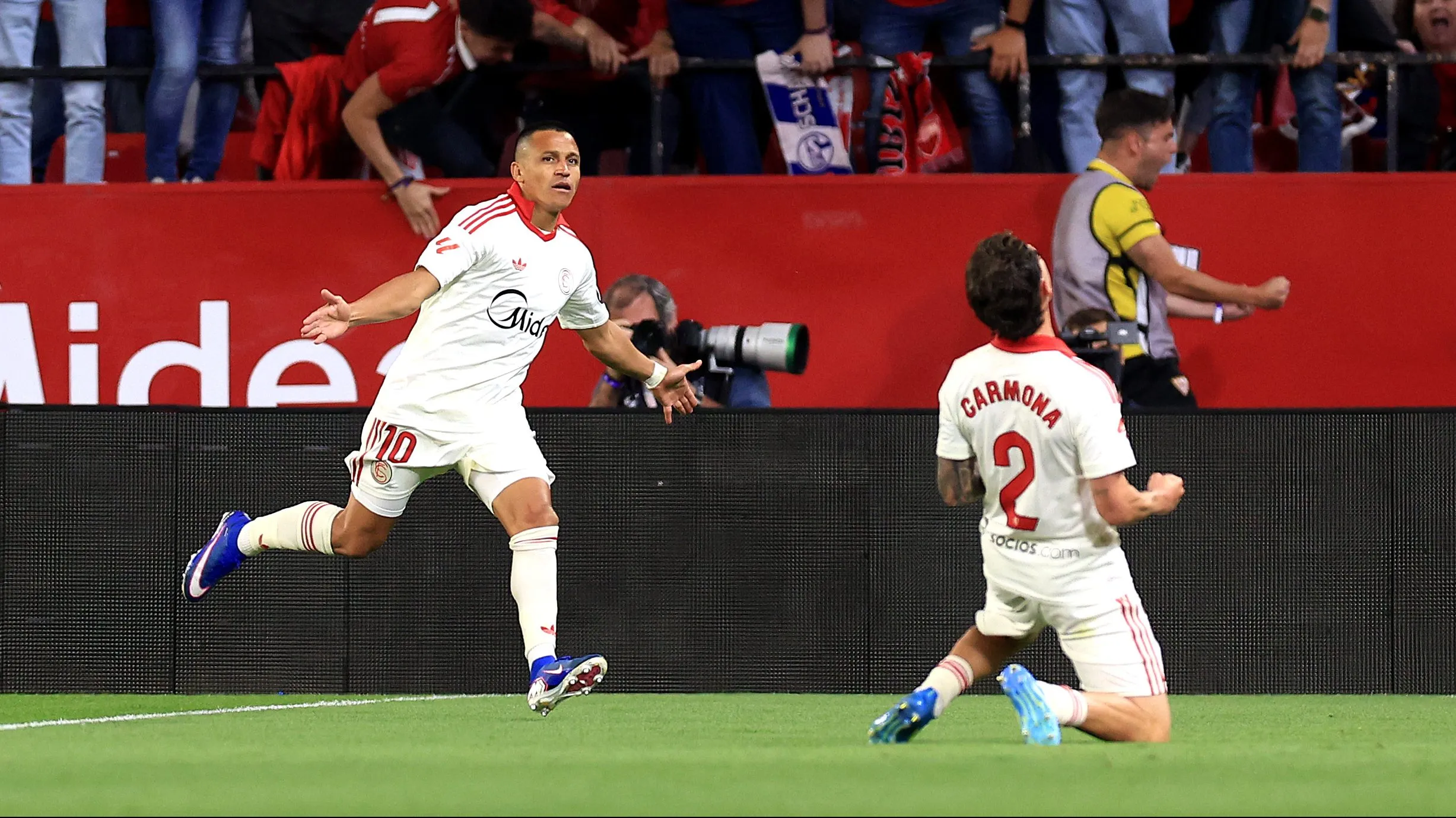 Alexis Sánchez y Gabriel Suazo ayudaron al Sevilla a conseguir una remontada de oro. Foto: Getty Images.