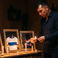 Los 3 jóvenes a los que Medel le prende velitas: "Son buenos..."