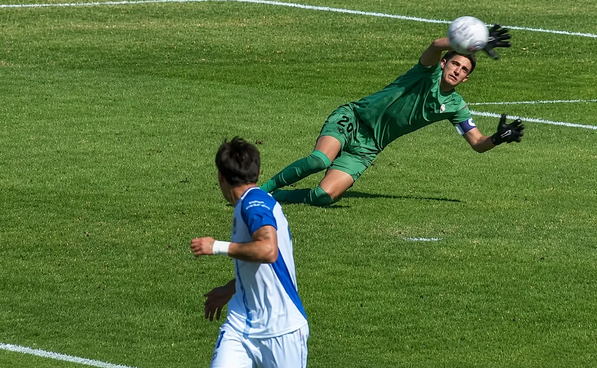 Blooper del año en Primera B: Arquero de Santa Cruz sorprende con confesión