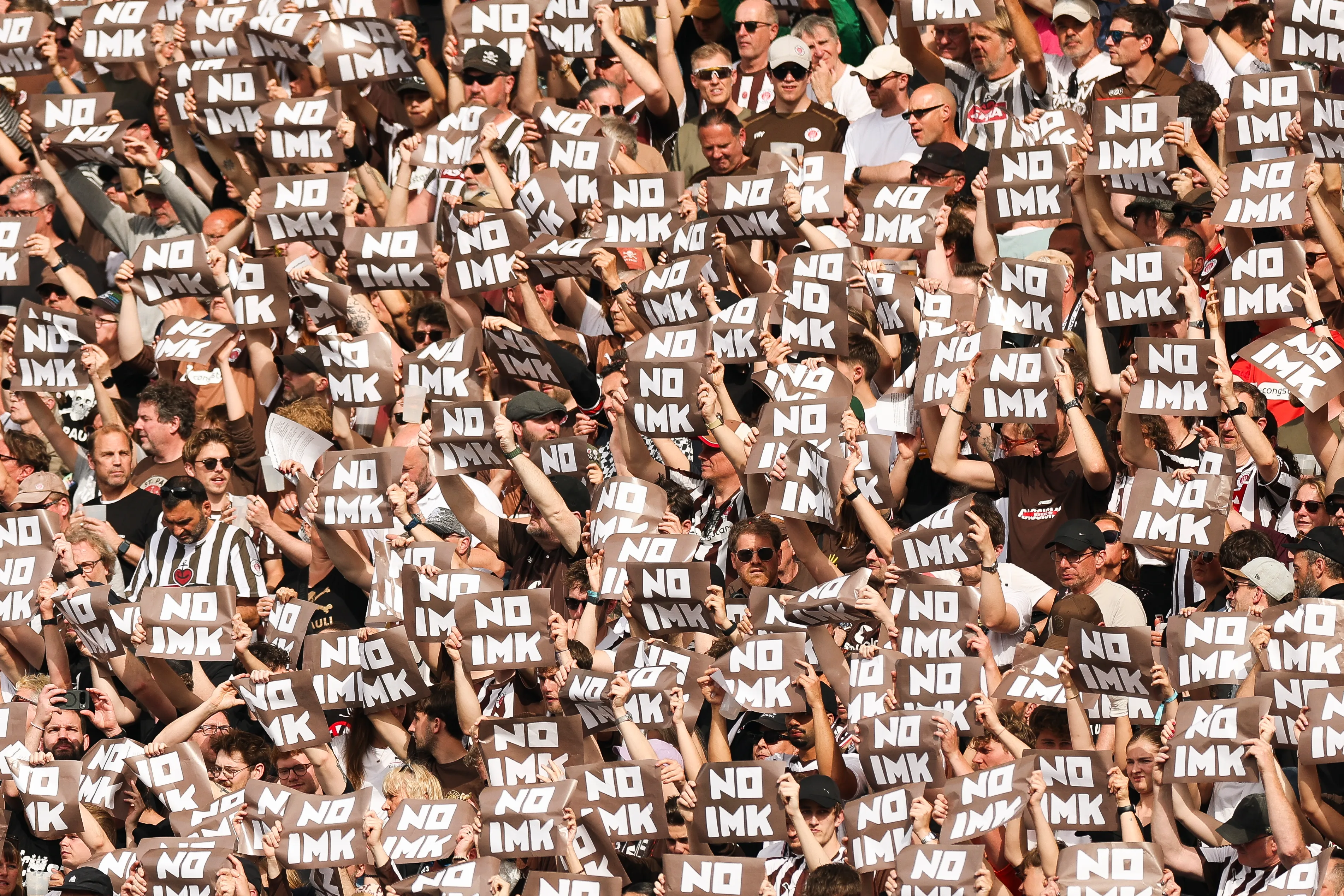 Los hinchas del St. Pauli protestando en contra del Consejo de Ministros del Interior alemán | Getty Images