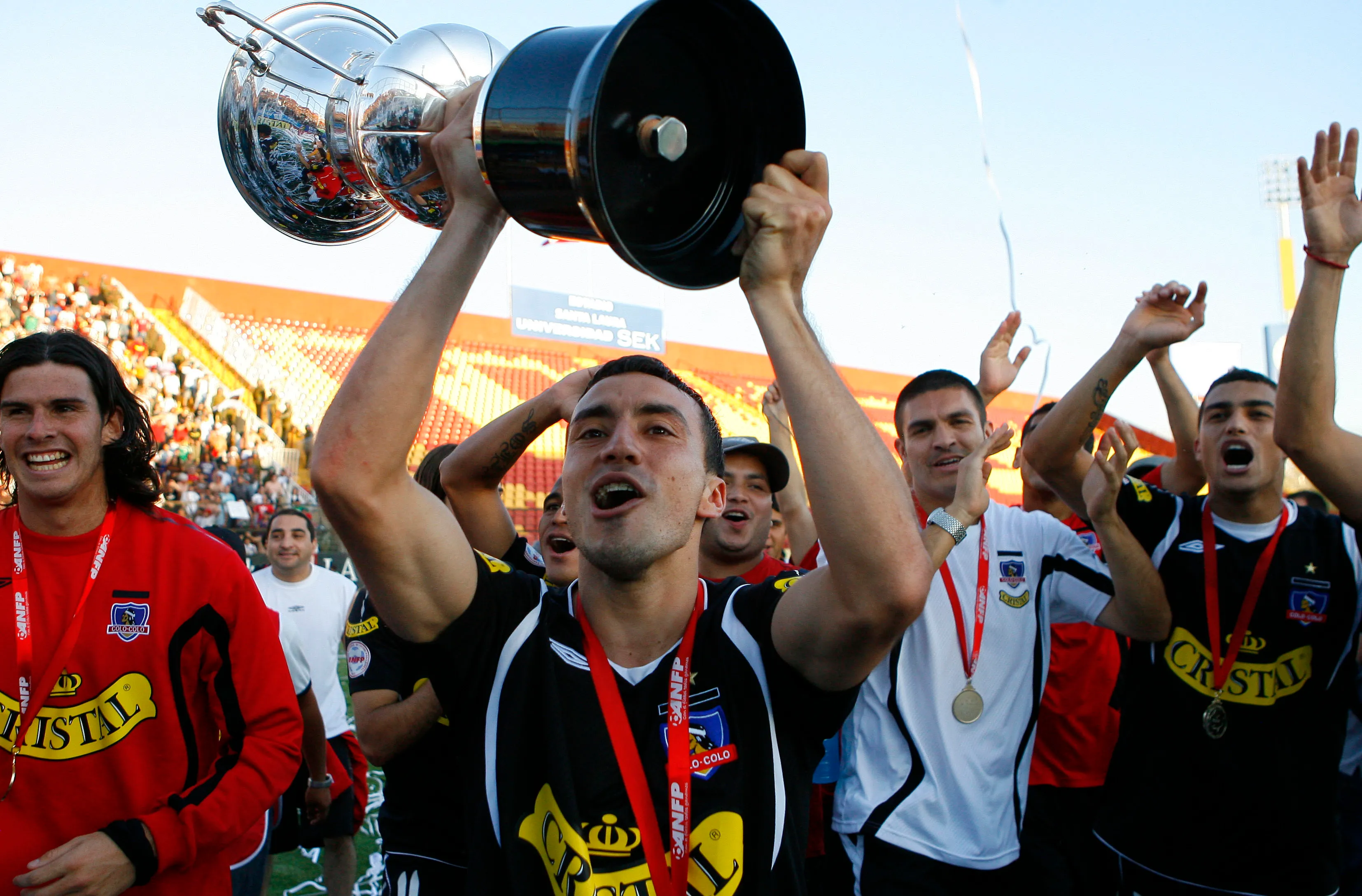 Roberto Cereceda festeja el Torneo Clausura 2009 que ganó Colo Colo vs Universidad Católica. (Andrés Piña | Photosport).