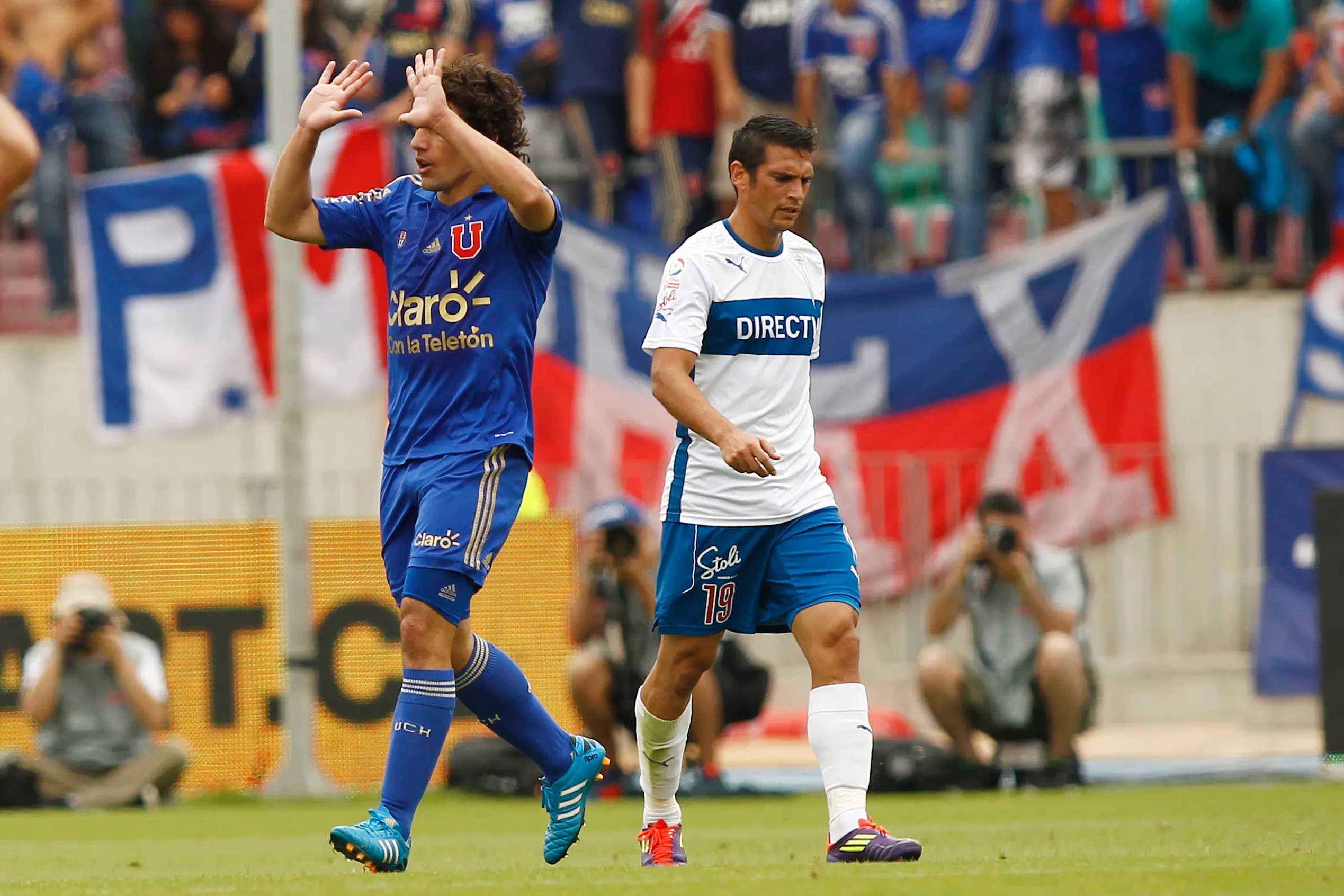 Chiche Corujo celebra un golazo que le anotó a la UC. (Marcelo Hernandez/Photosport).