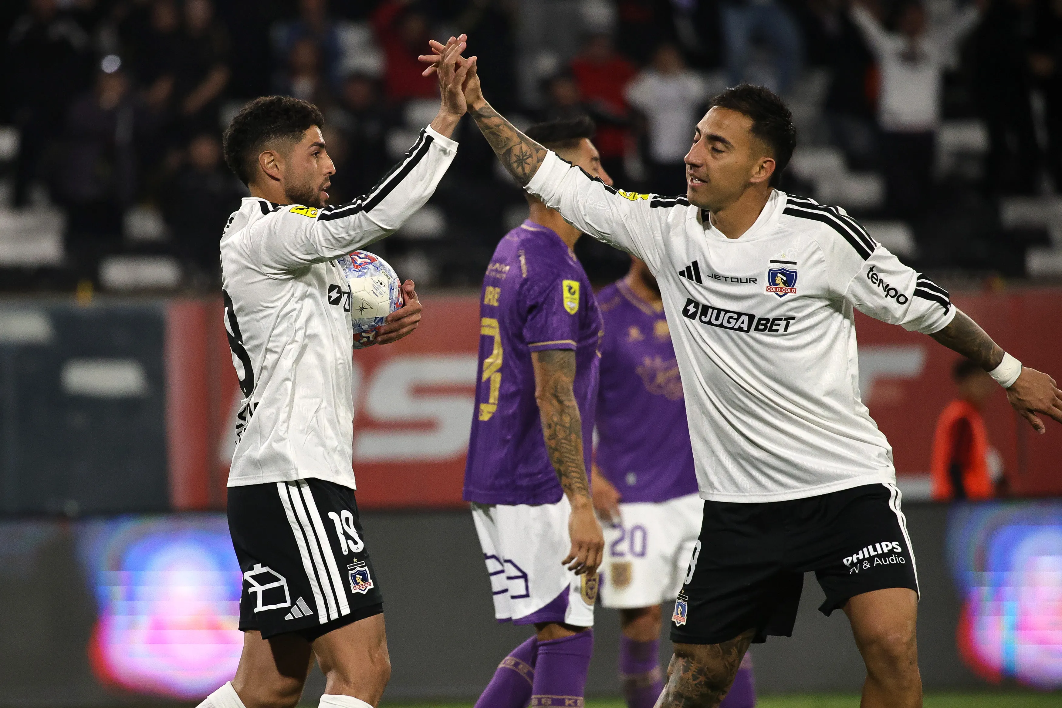 Así celebró Correa junto a su compatriota Maxi Romero. (Diego Martin/Photosport).