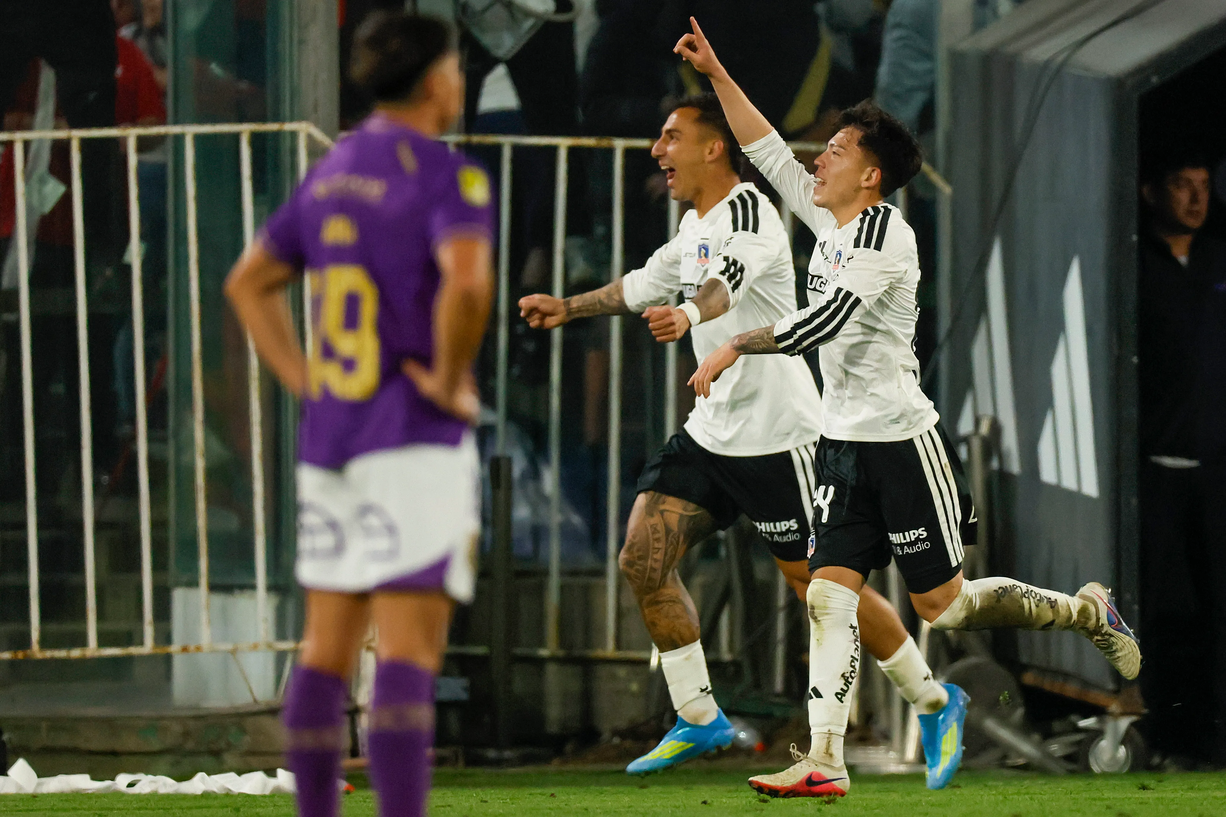 Javier Correa celebra junto a Lea Hernández. (Andres Pina/Photosport).