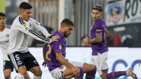 El Bati Larrivey aguanta la marca de Víctor Felipe Méndez en el Monumental.